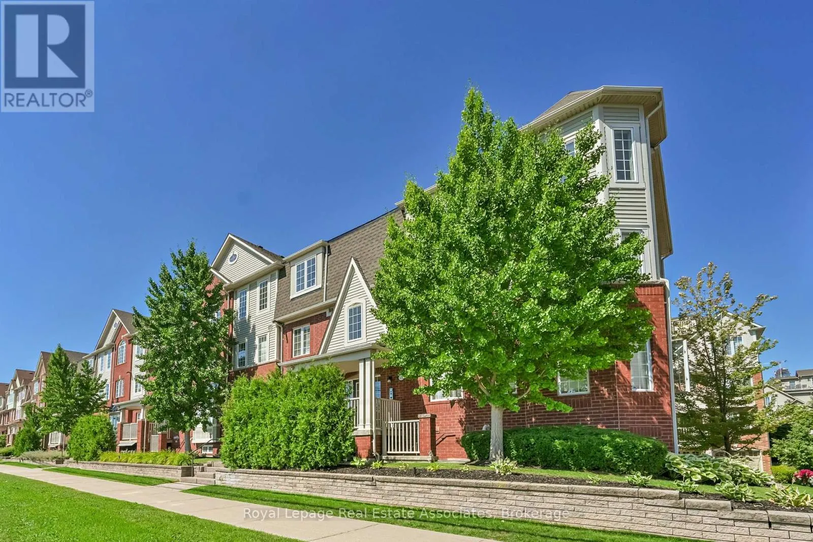 3 - 575 DUNDAS STREET