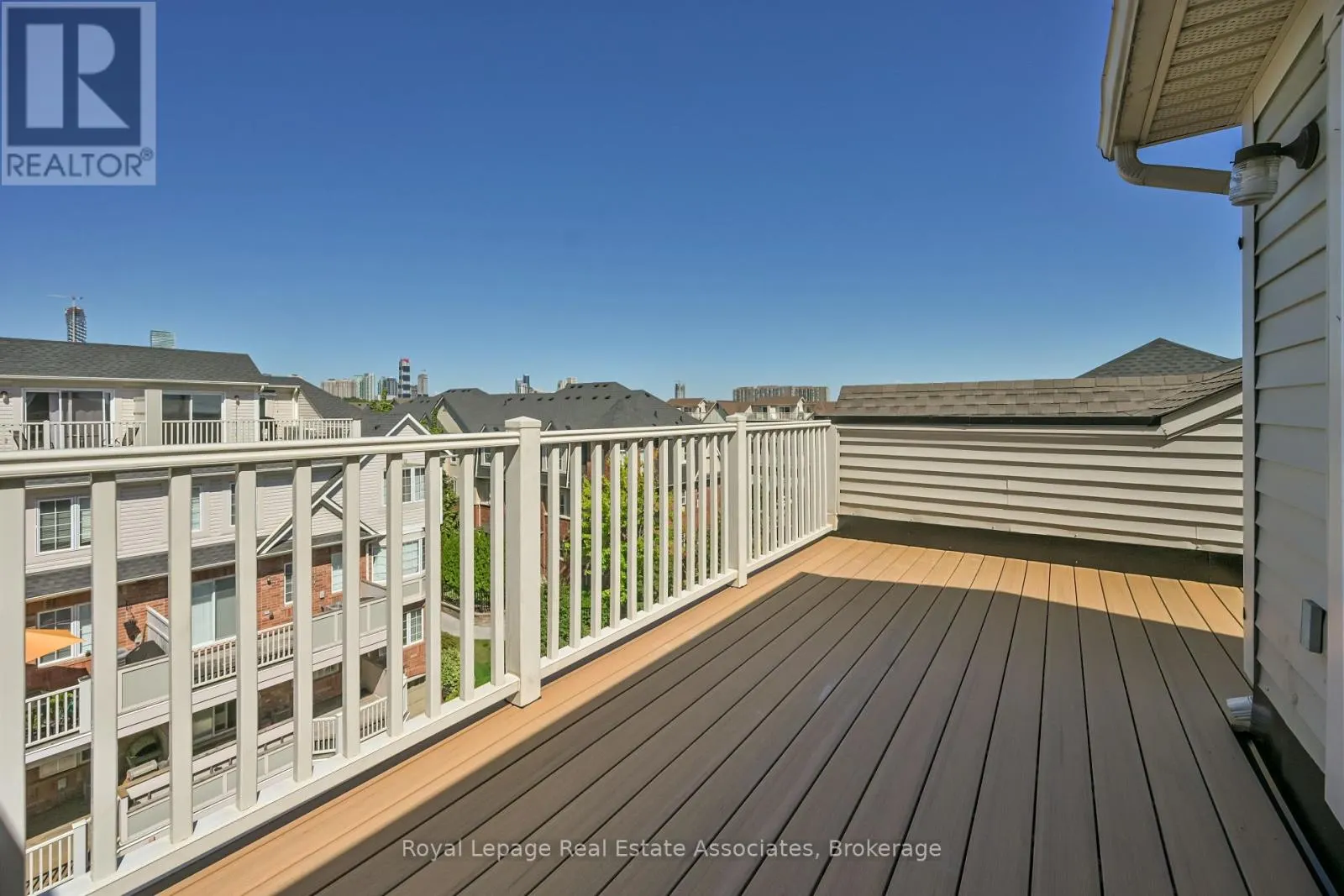3 - 575 DUNDAS STREET