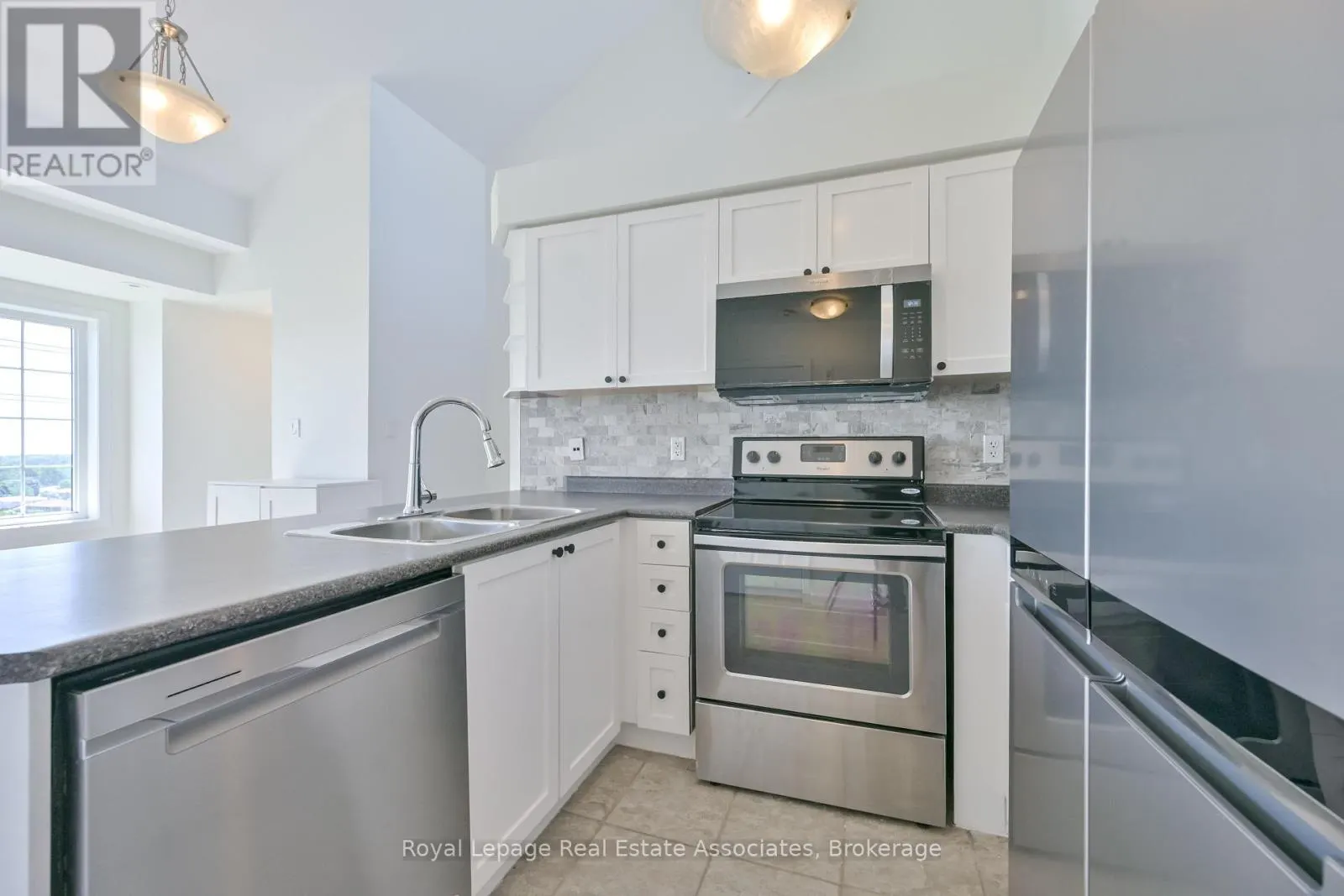 3 - 575 DUNDAS STREET