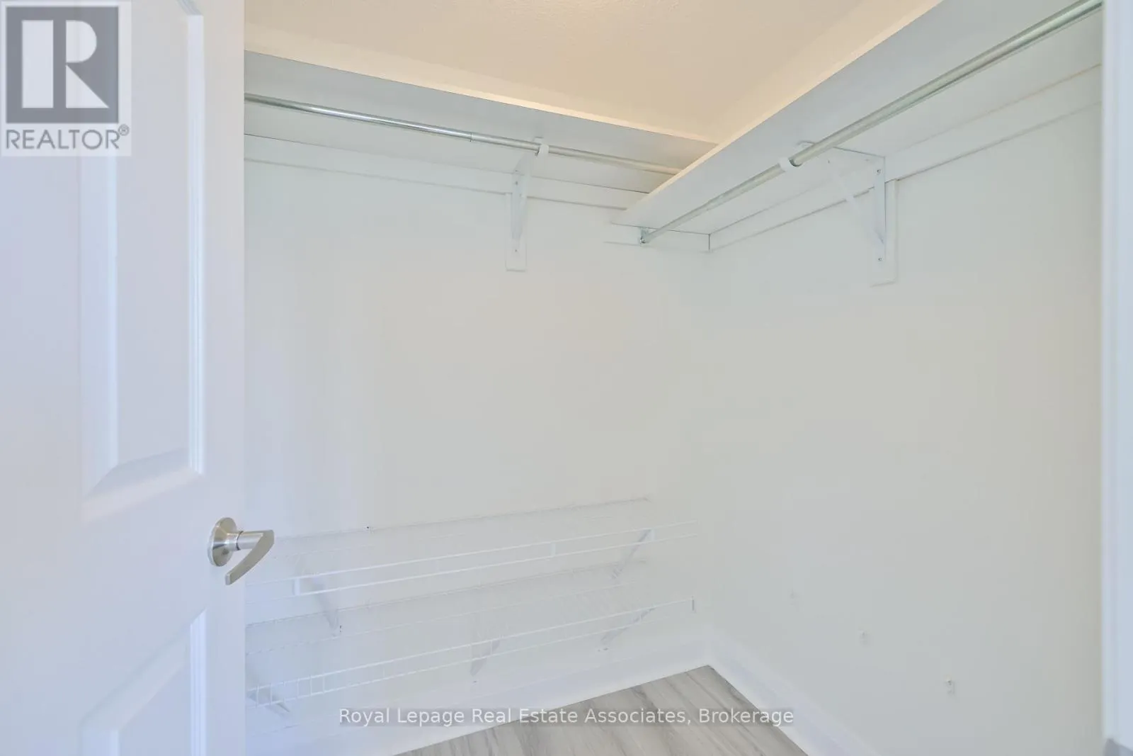 3 - 575 DUNDAS STREET