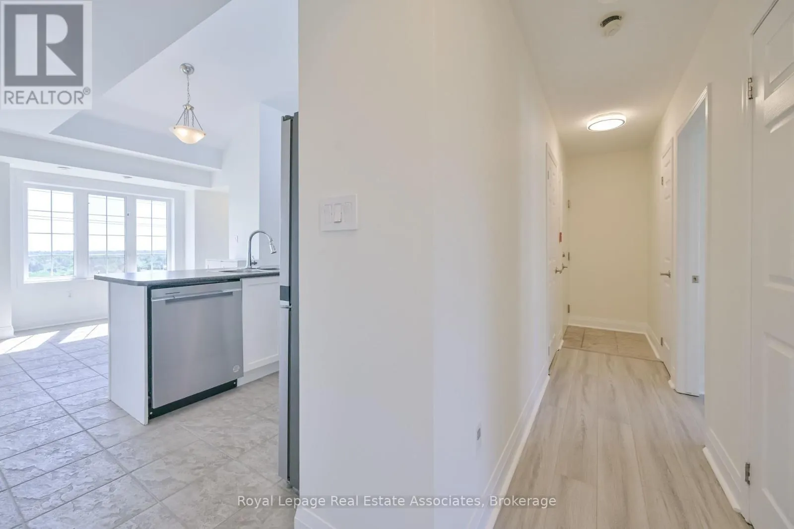 3 - 575 DUNDAS STREET