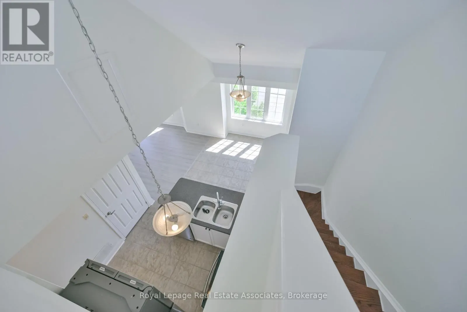 3 - 575 DUNDAS STREET