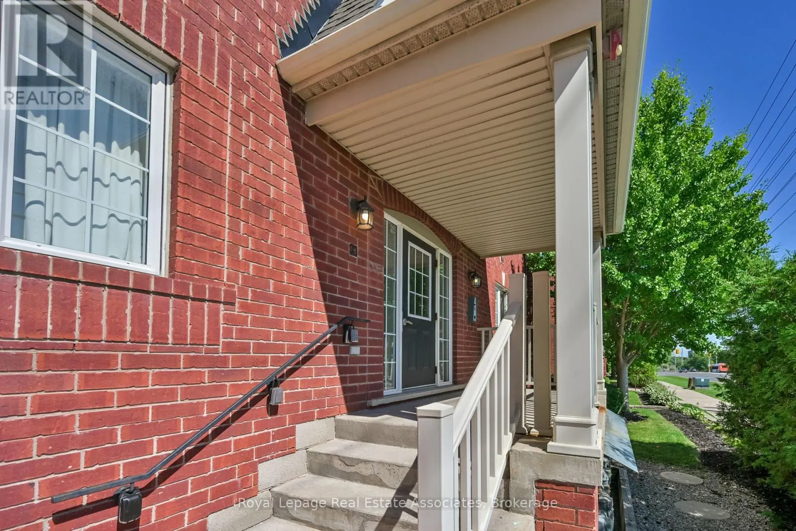 3 - 575 DUNDAS STREET