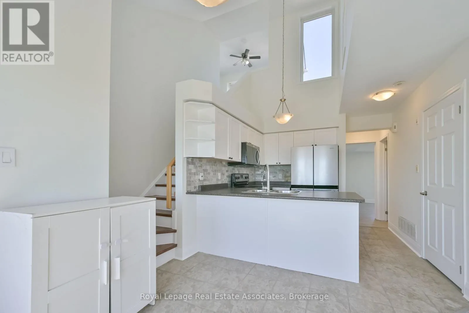 3 - 575 DUNDAS STREET