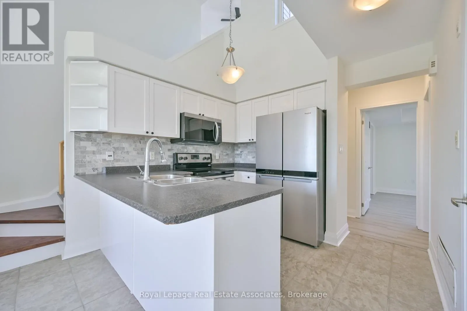 3 - 575 DUNDAS STREET