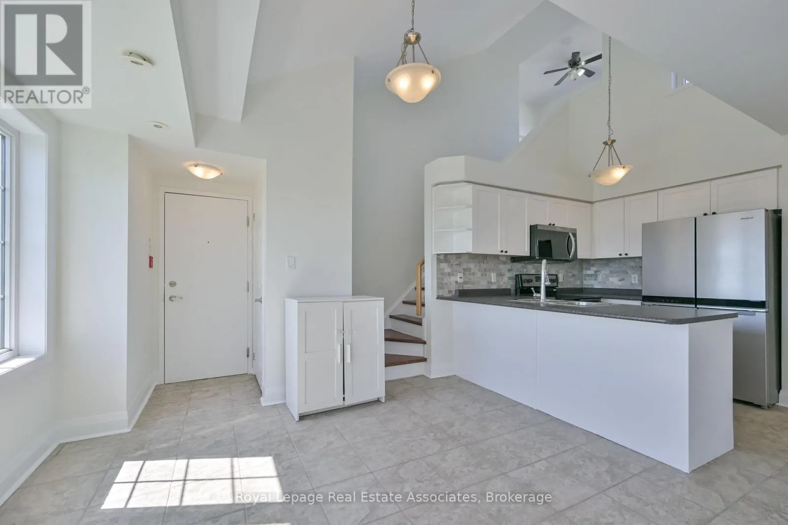 3 - 575 DUNDAS STREET