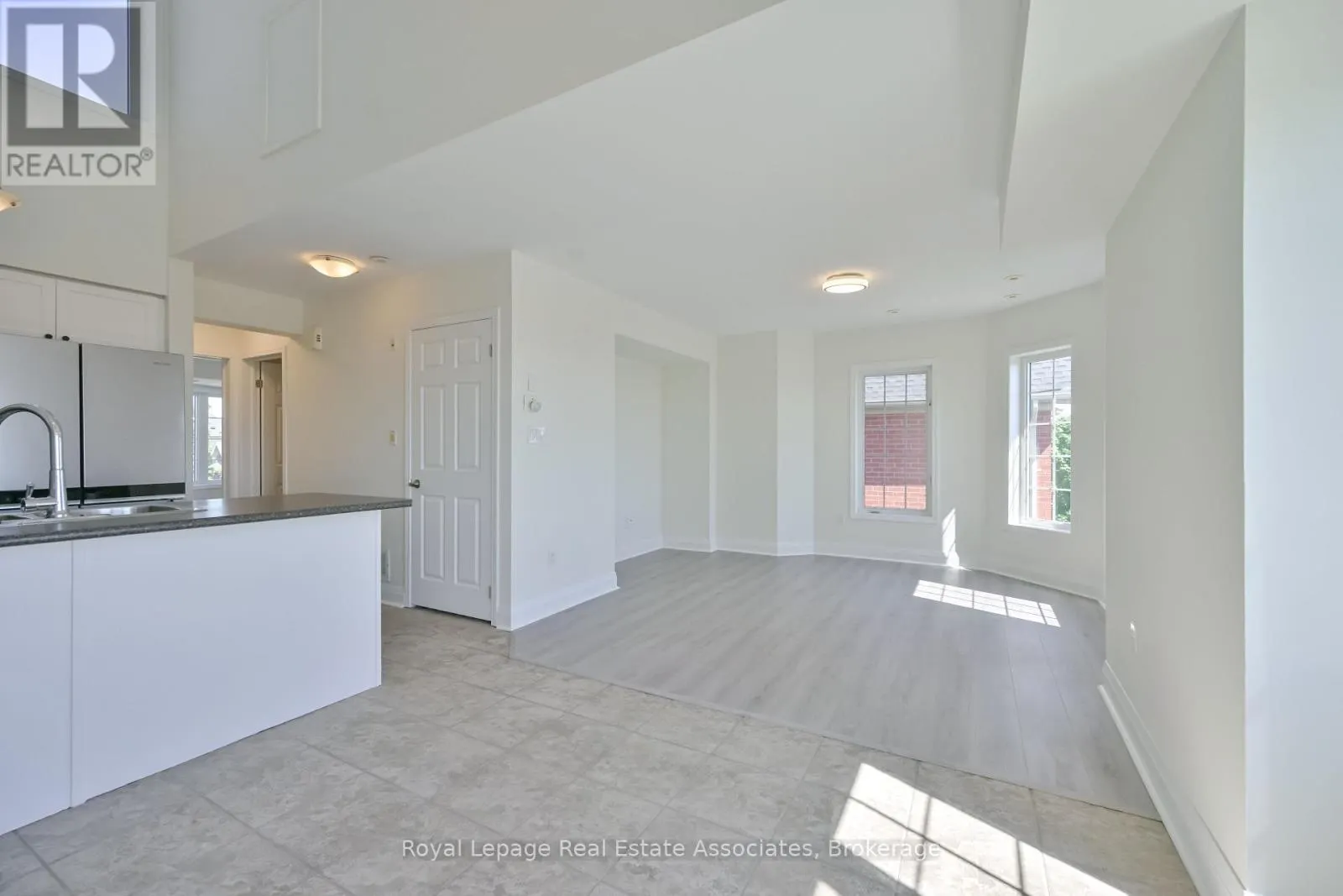 3 - 575 DUNDAS STREET