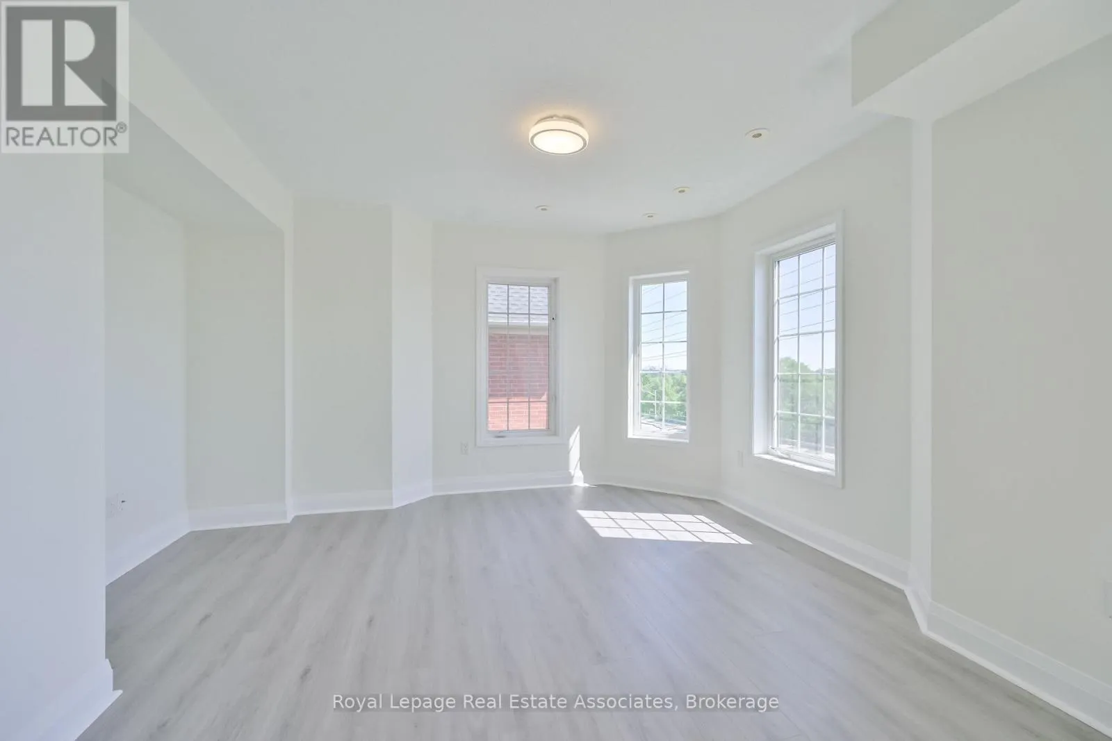 3 - 575 DUNDAS STREET
