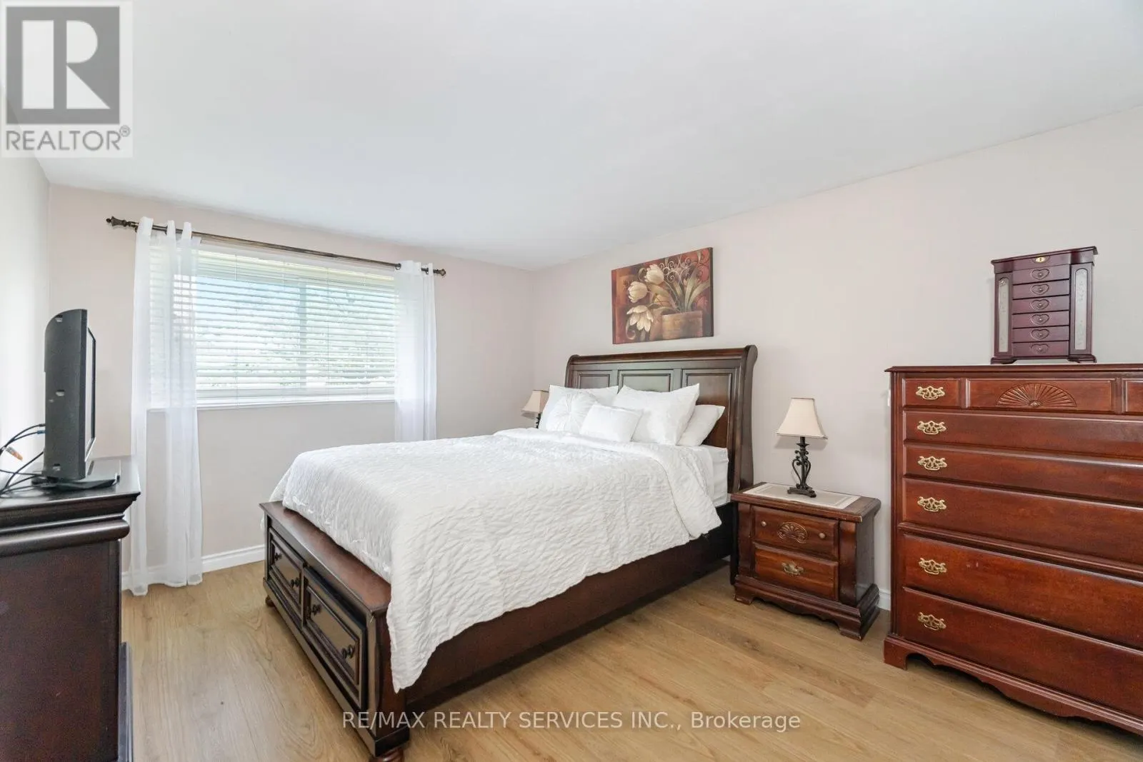 10 GATEWOOD DRIVE