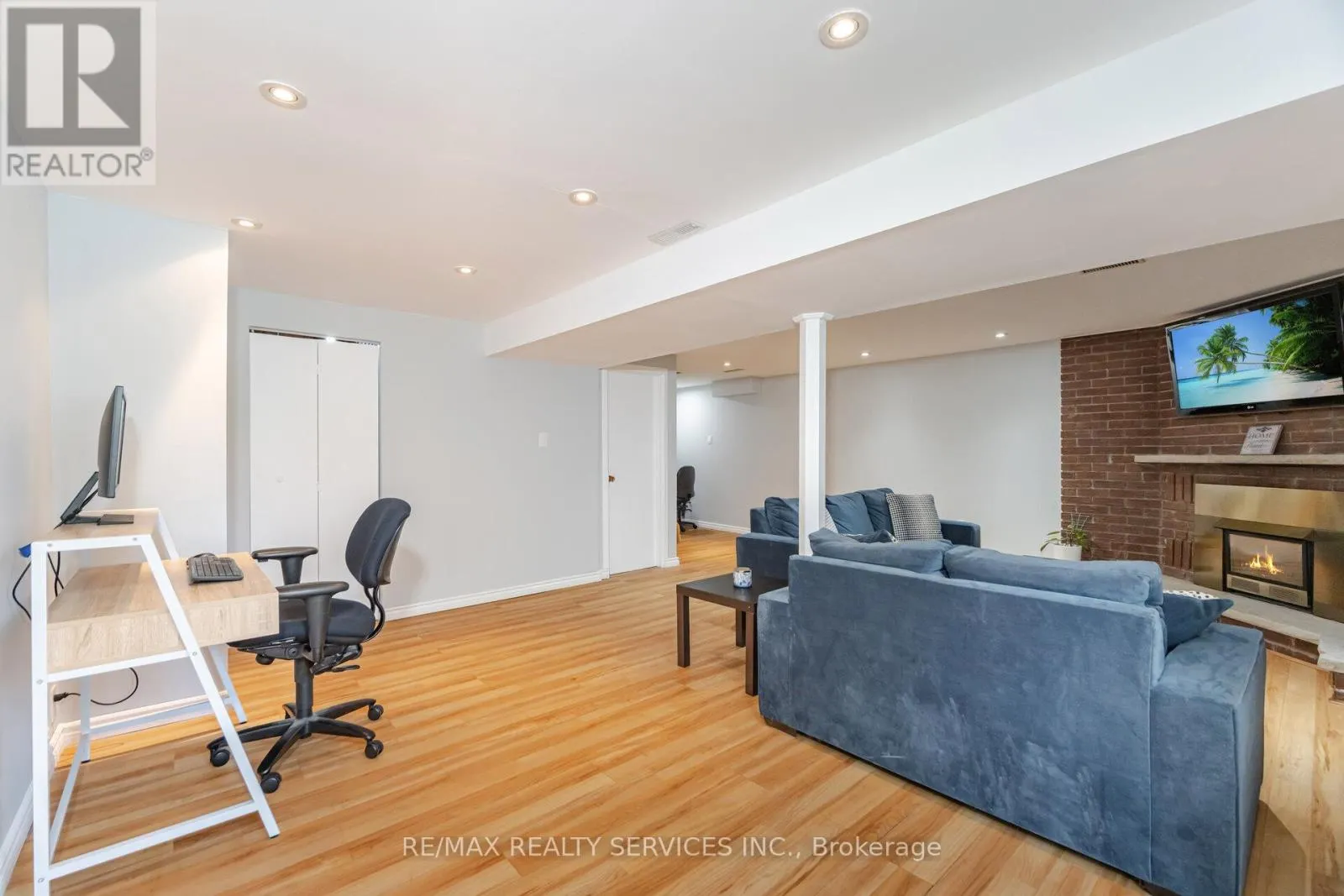 10 GATEWOOD DRIVE