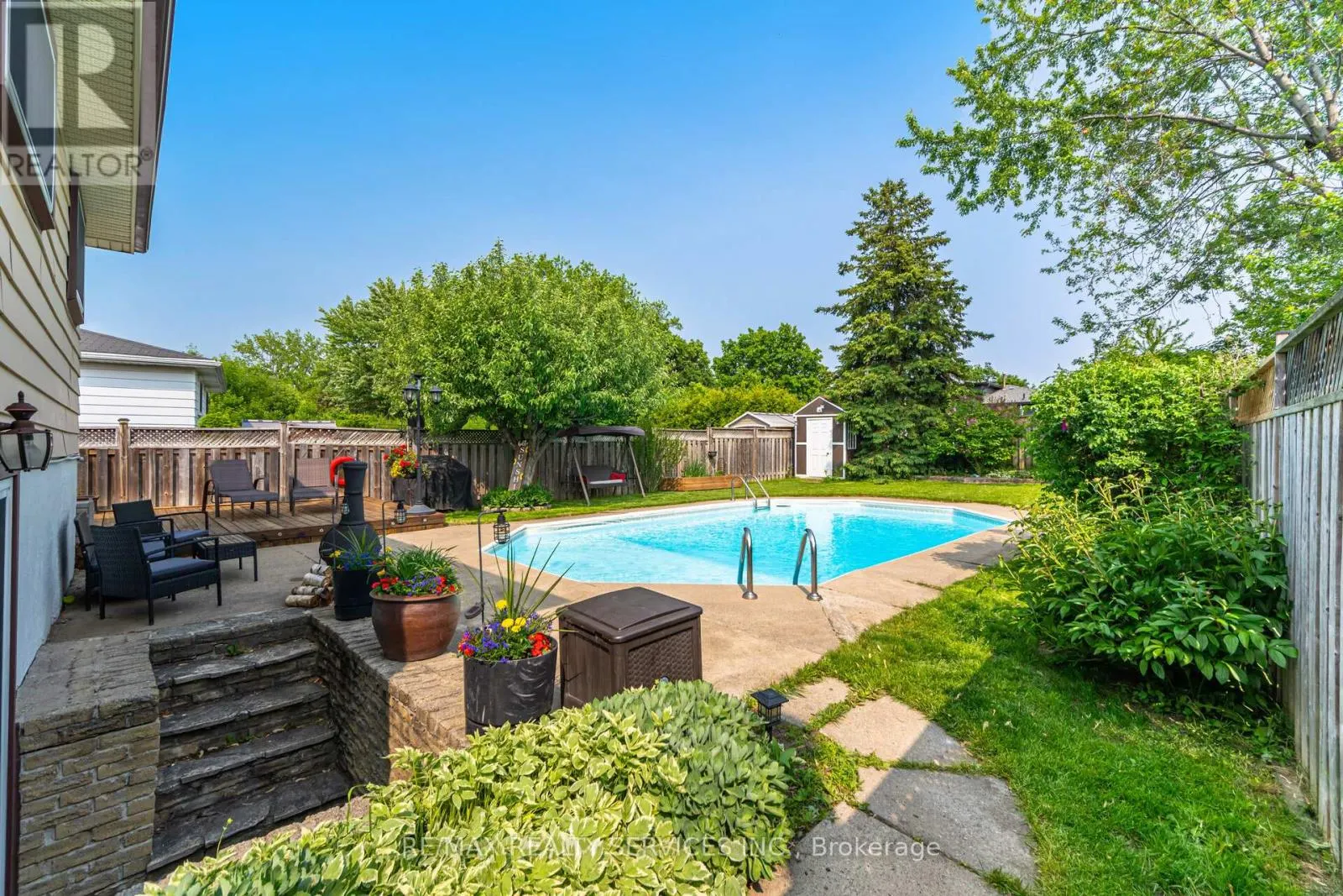 10 GATEWOOD DRIVE