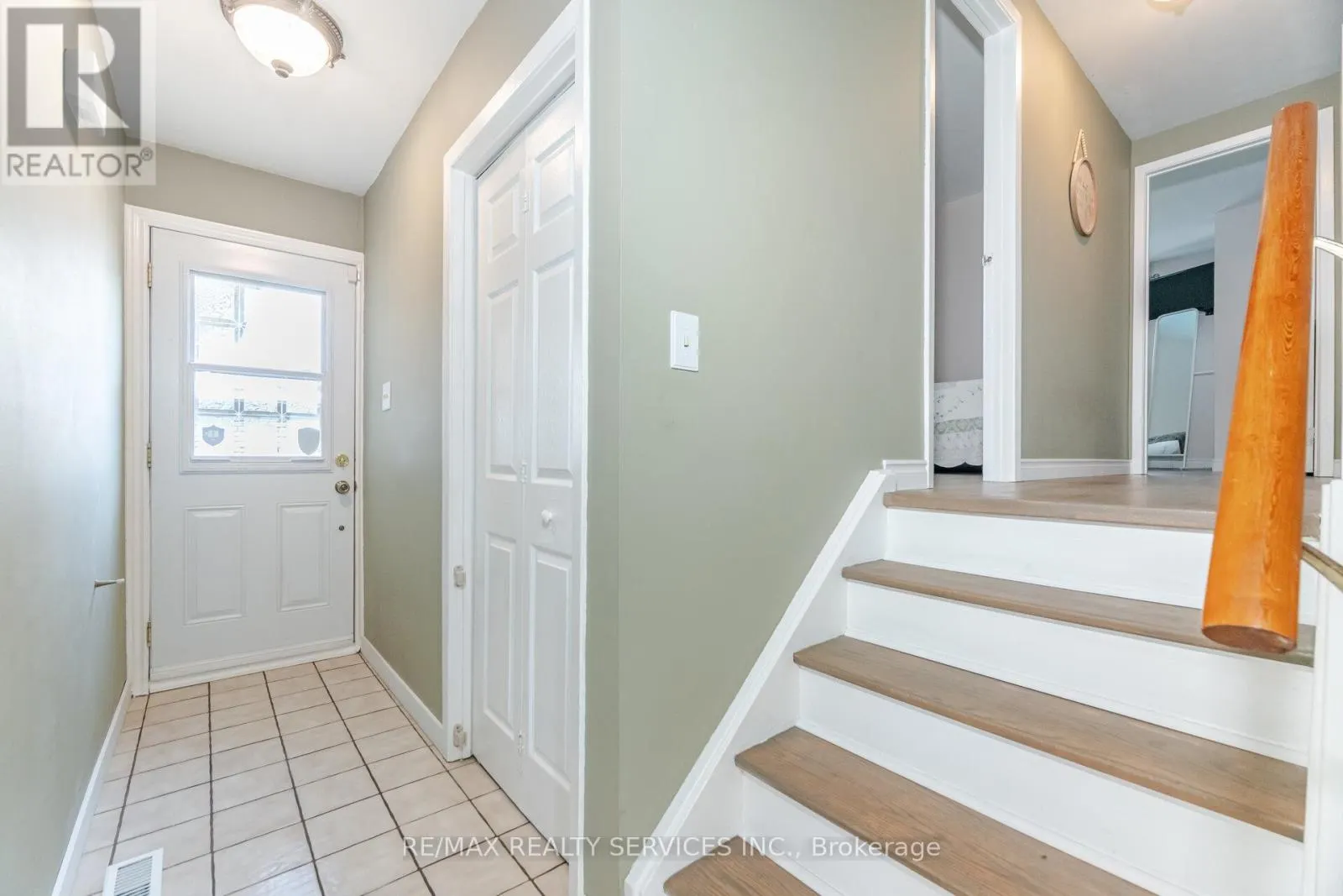 10 GATEWOOD DRIVE