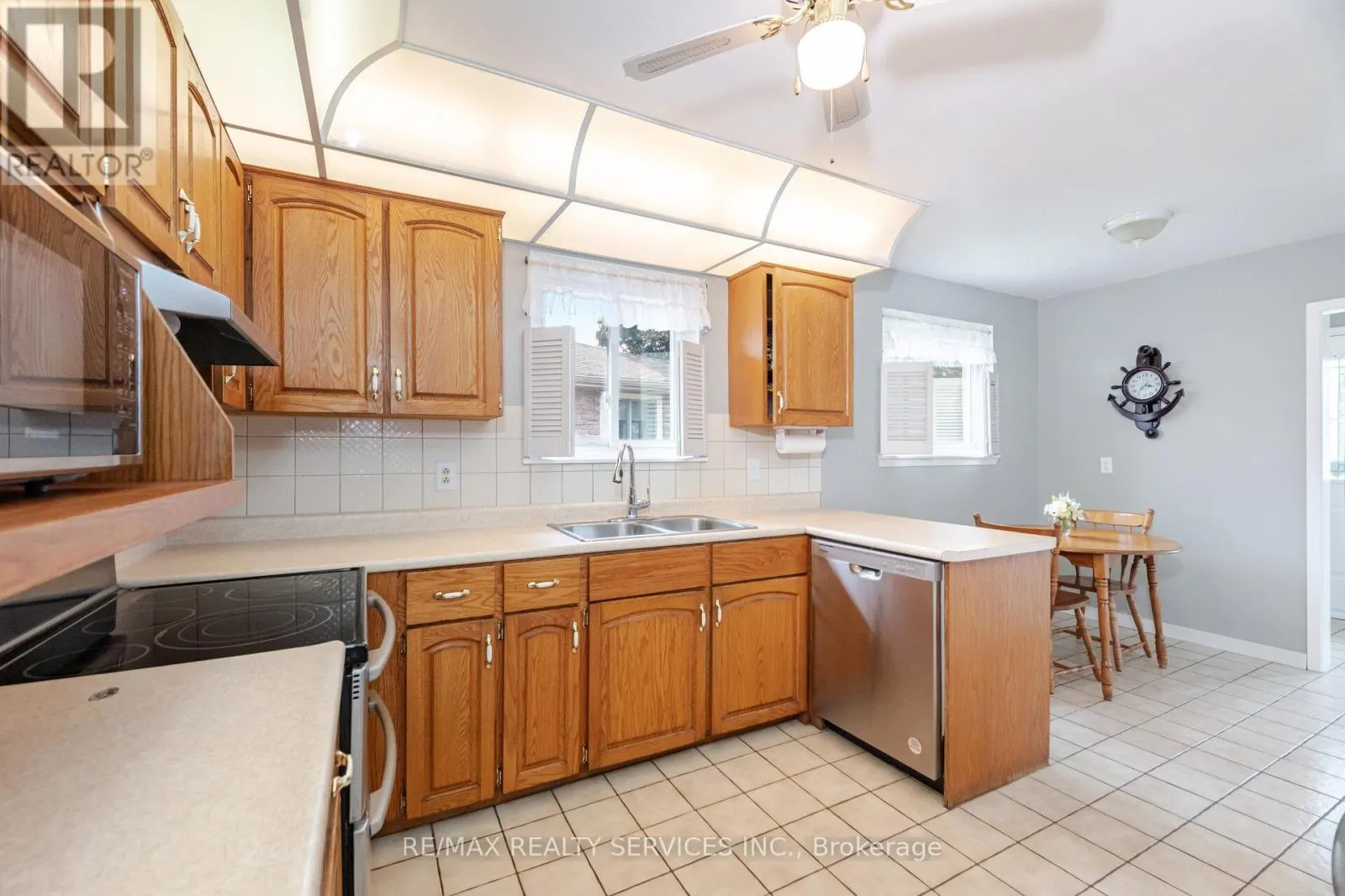 10 GATEWOOD DRIVE