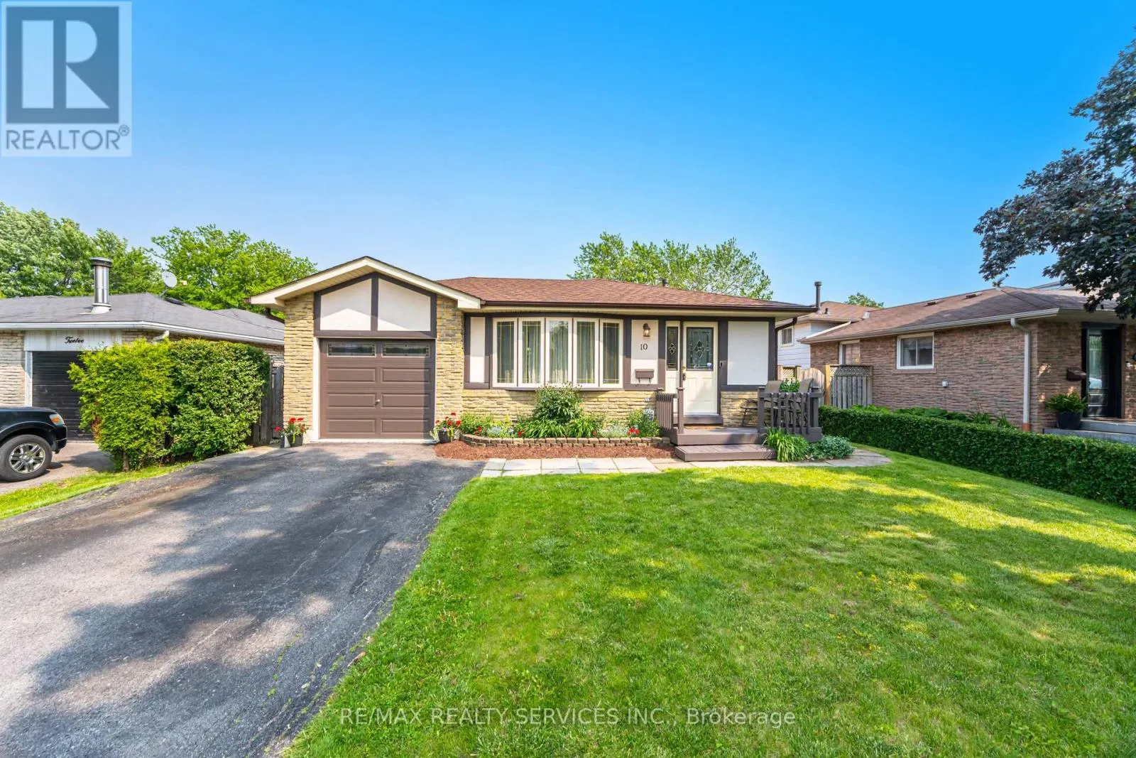 10 GATEWOOD DRIVE
