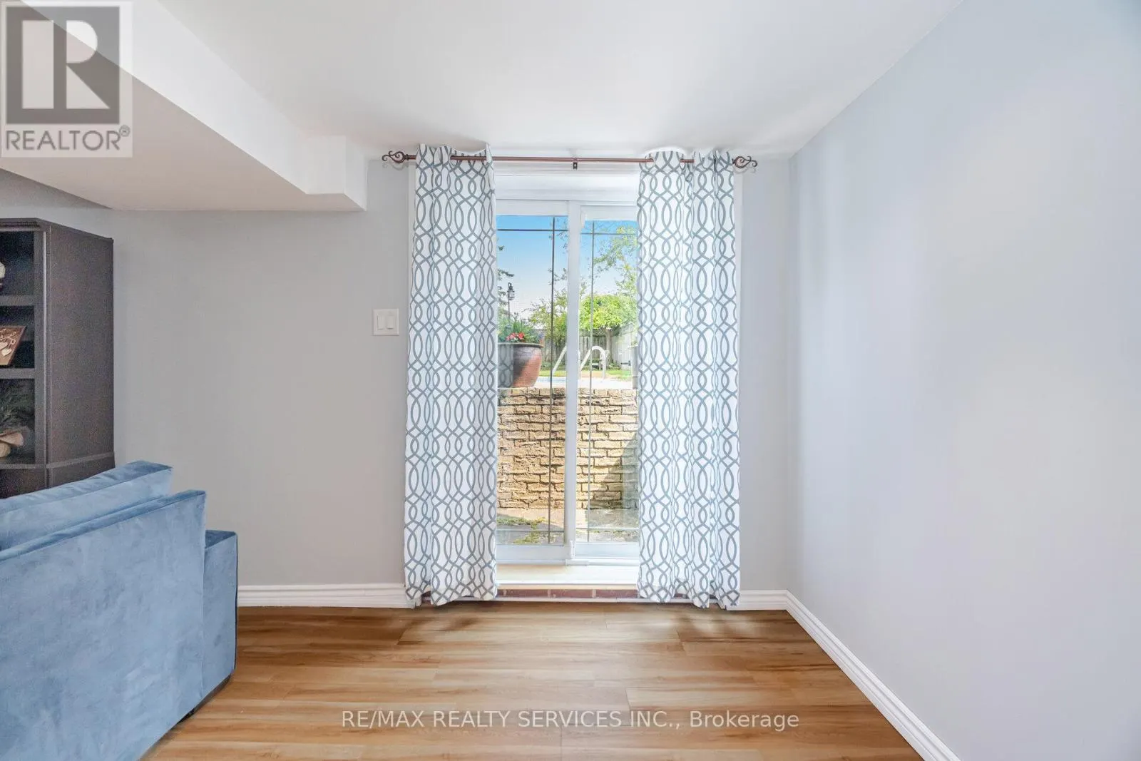 10 GATEWOOD DRIVE