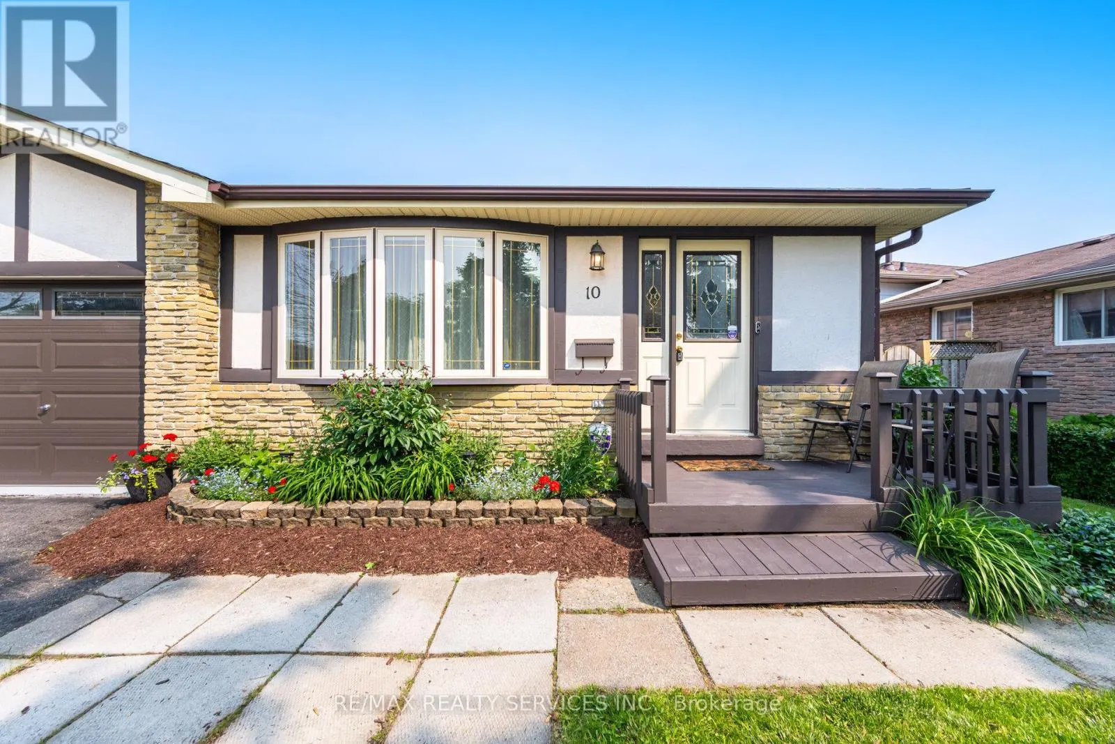 10 GATEWOOD DRIVE