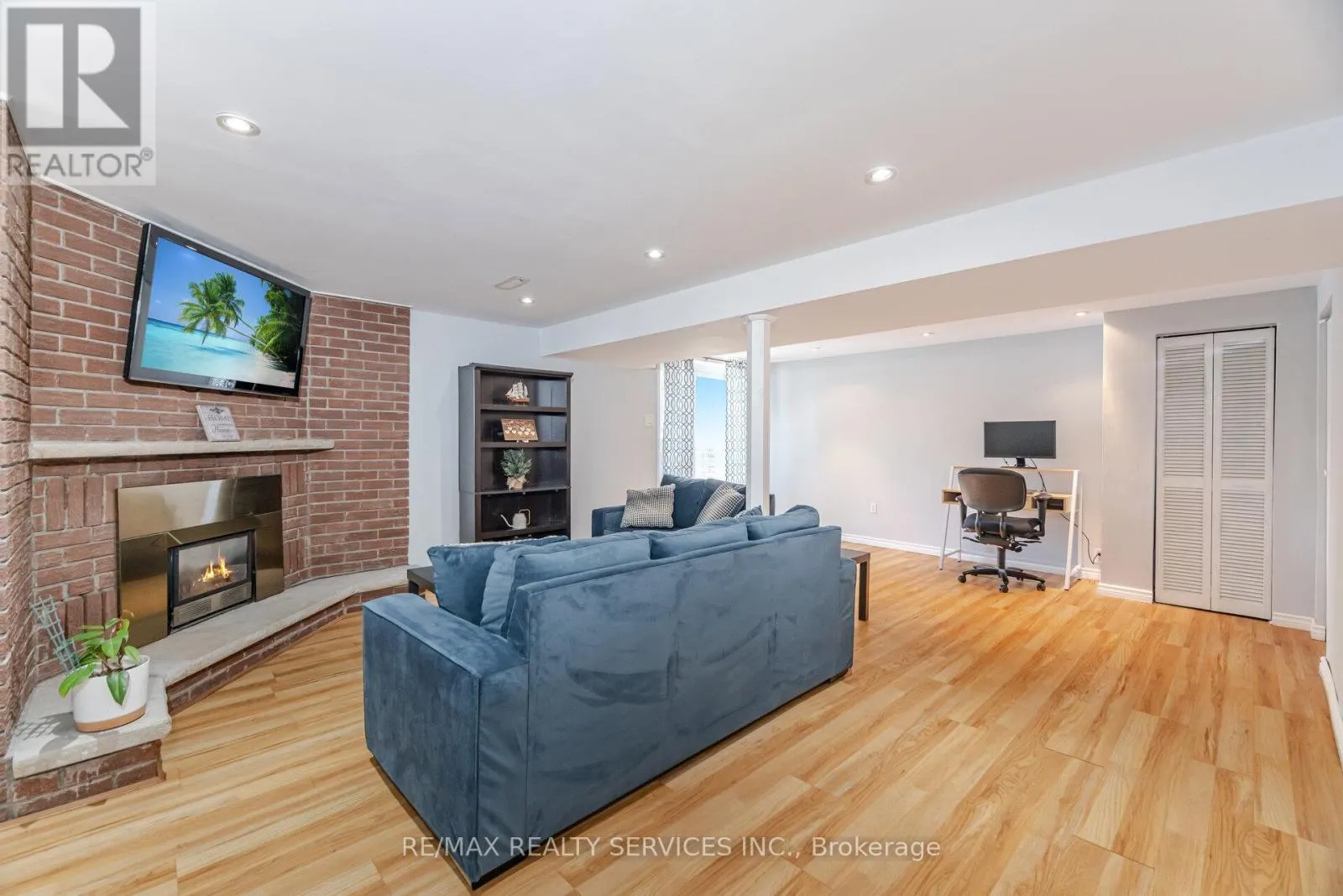 10 GATEWOOD DRIVE
