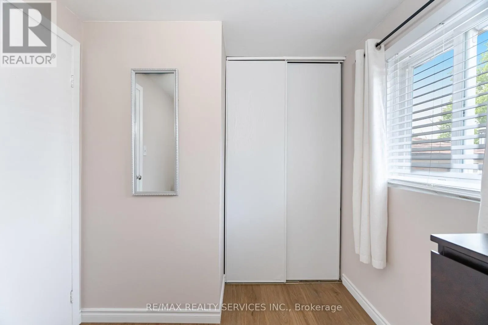 10 GATEWOOD DRIVE
