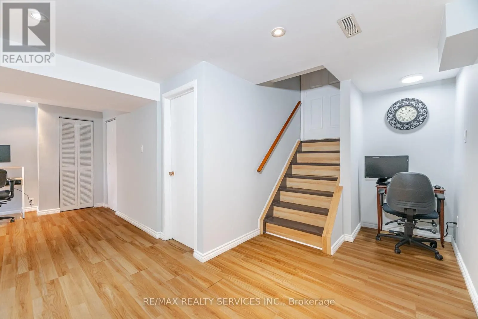 10 GATEWOOD DRIVE