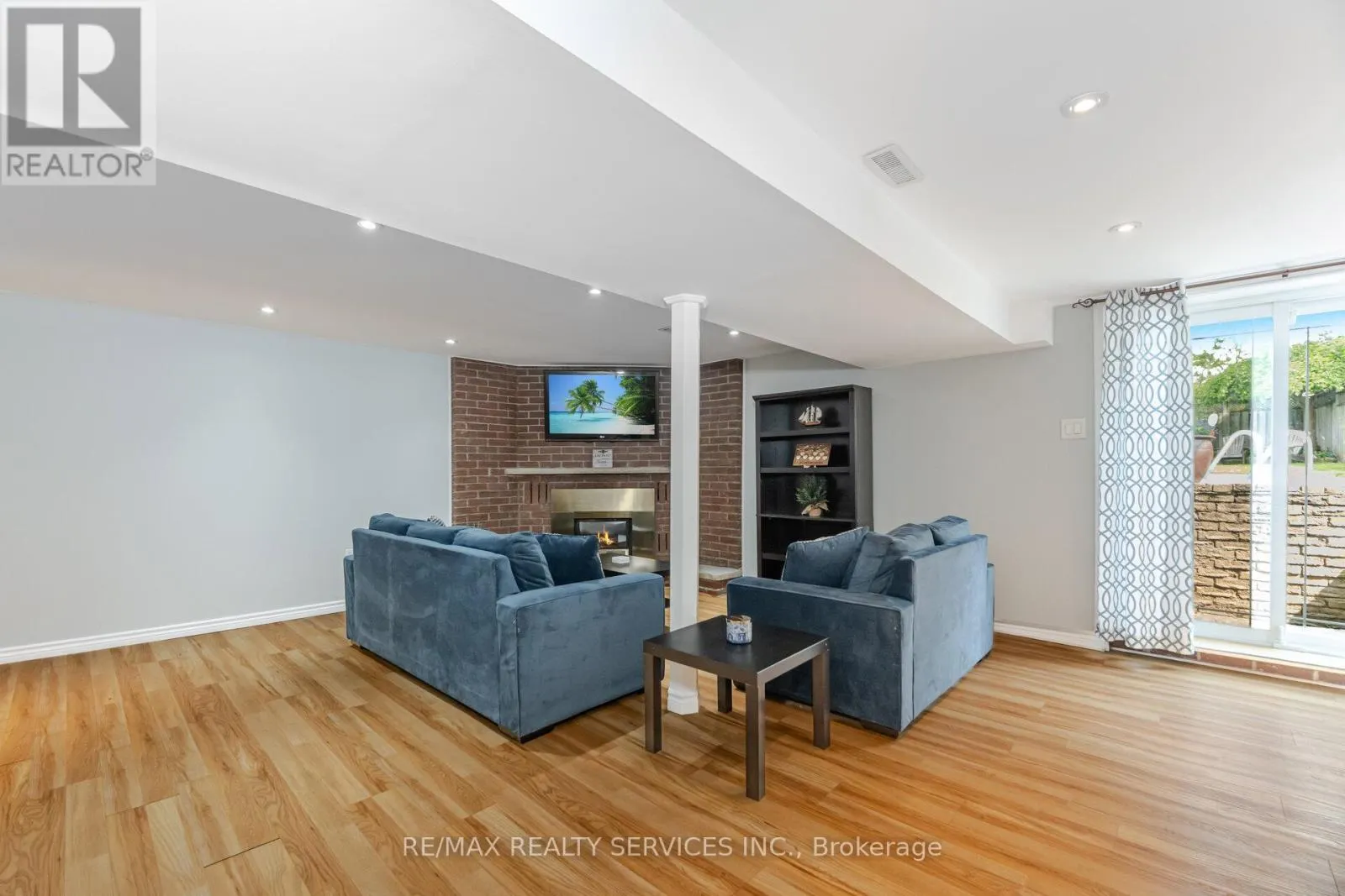 10 GATEWOOD DRIVE