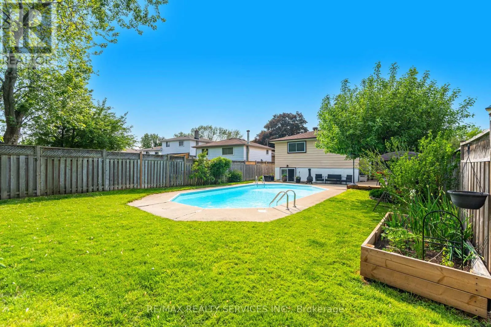 10 GATEWOOD DRIVE