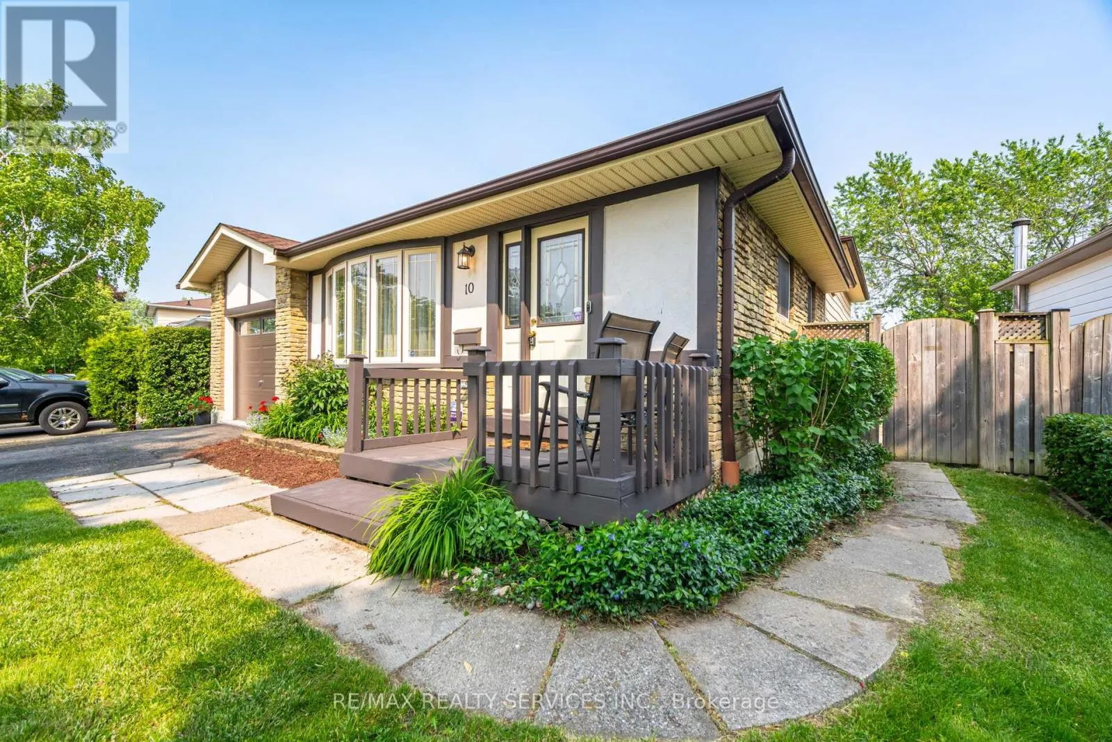 10 GATEWOOD DRIVE