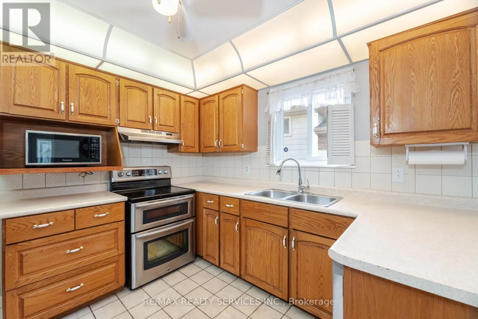 10 GATEWOOD DRIVE
