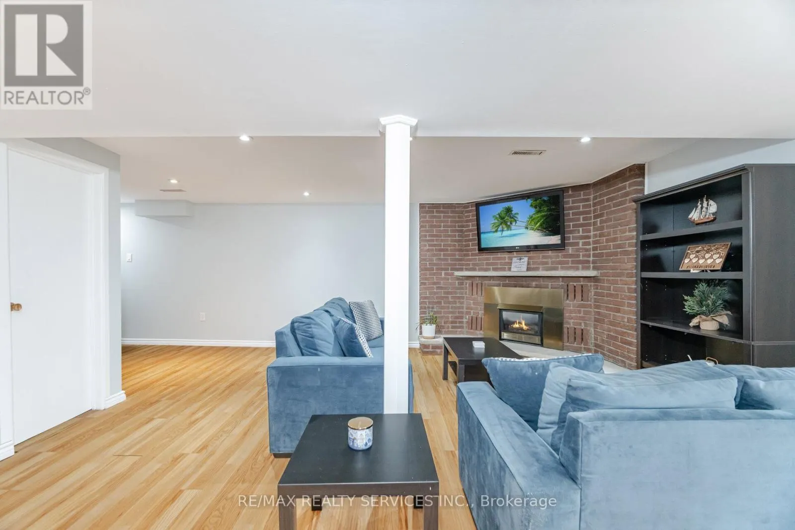 10 GATEWOOD DRIVE