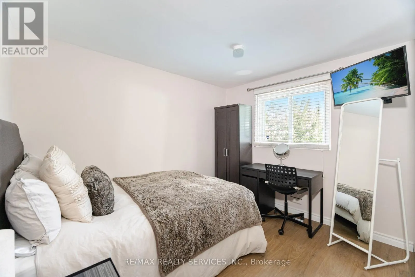 10 GATEWOOD DRIVE