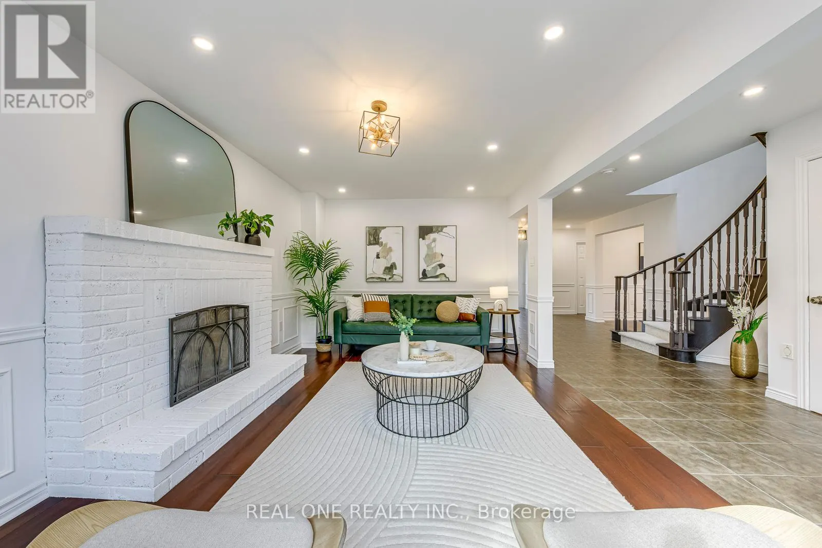 2075 BANBURY CRESCENT