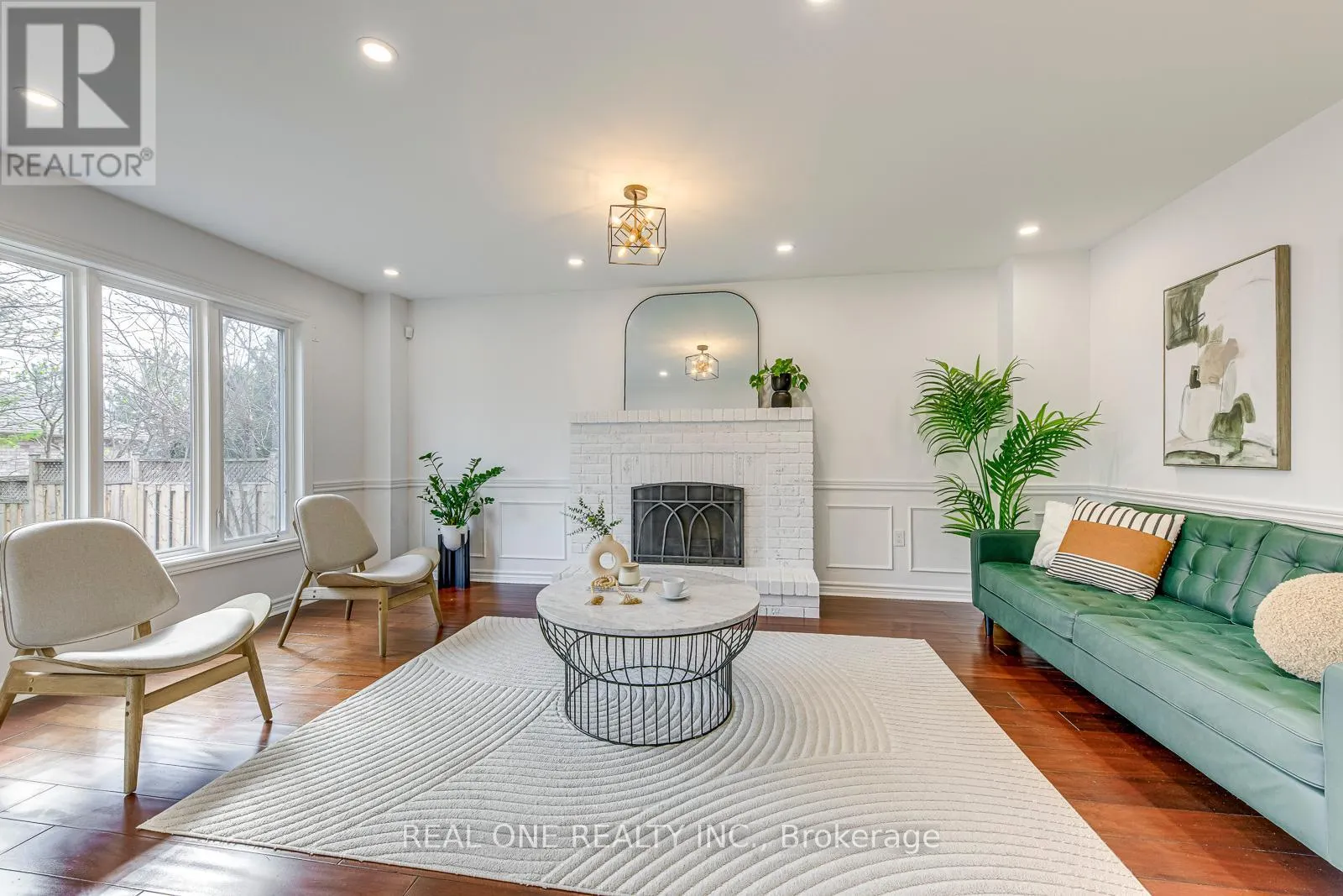 2075 BANBURY CRESCENT