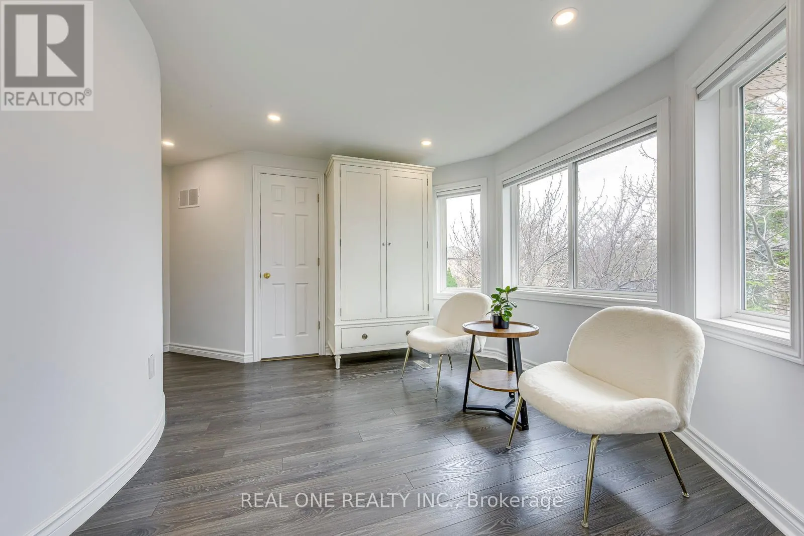 2075 BANBURY CRESCENT