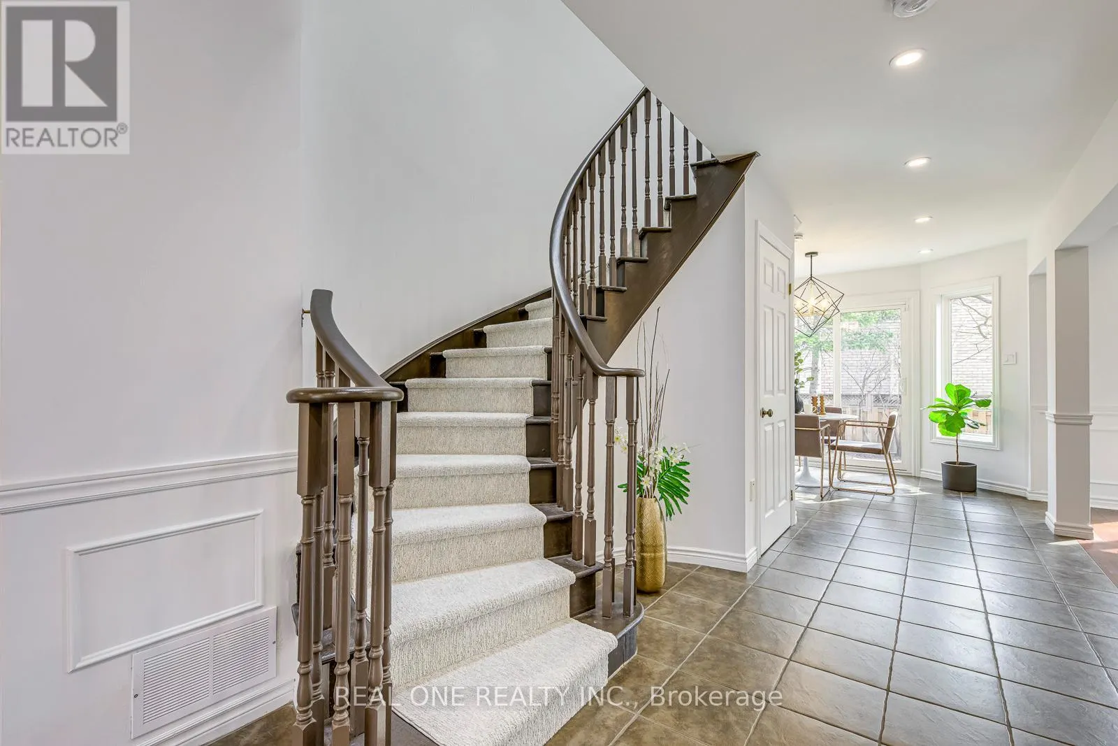 2075 BANBURY CRESCENT