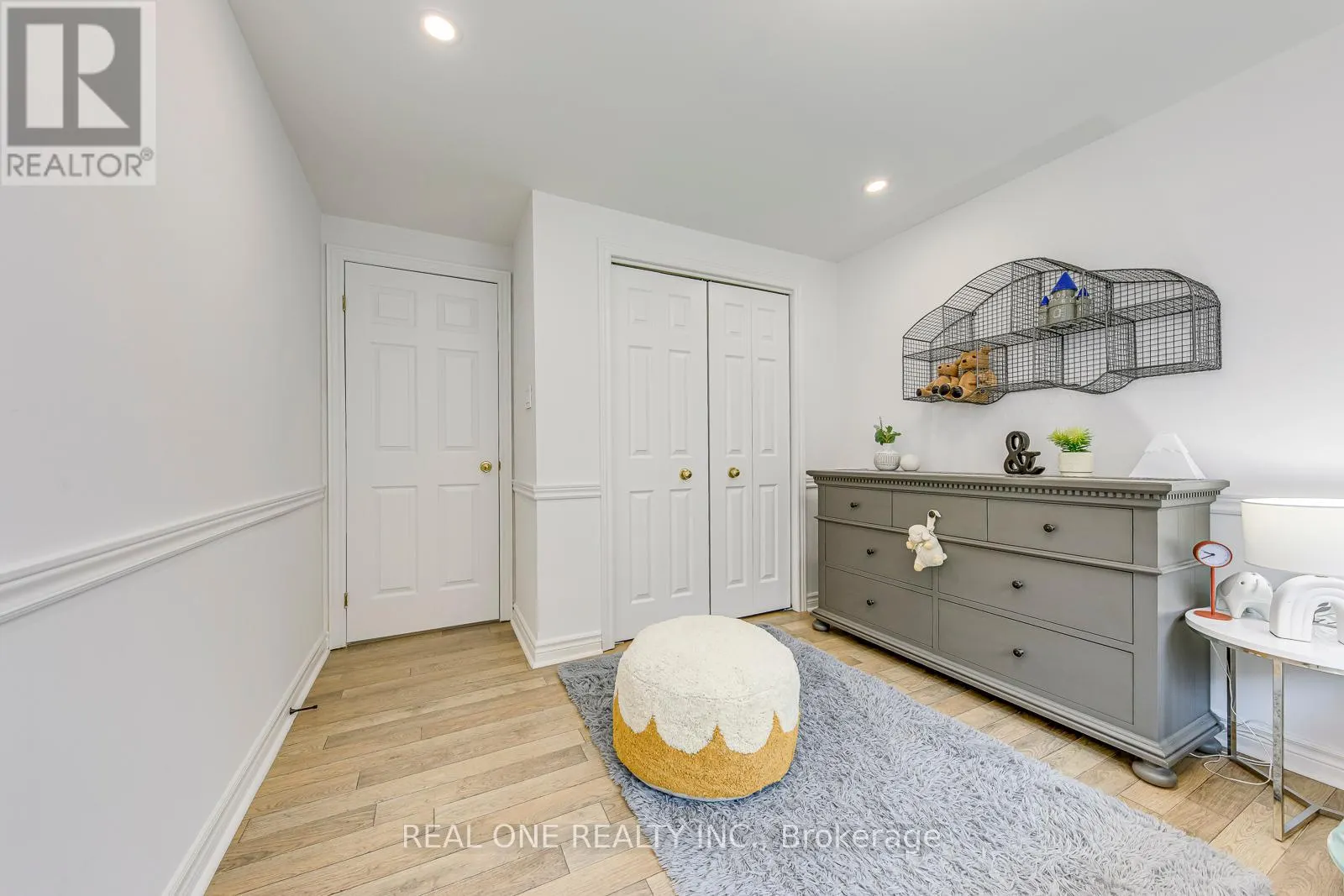 2075 BANBURY CRESCENT