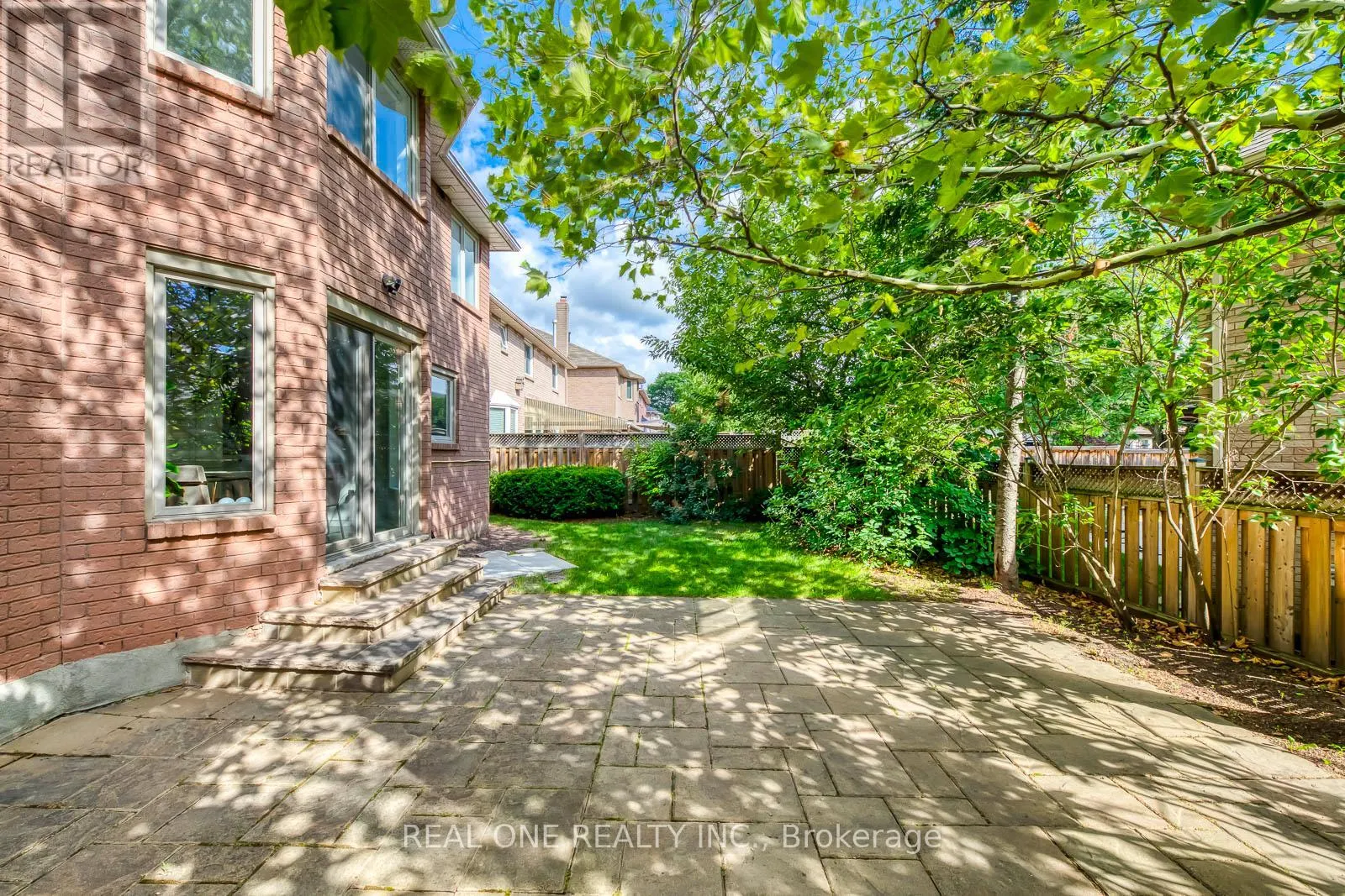 2075 BANBURY CRESCENT