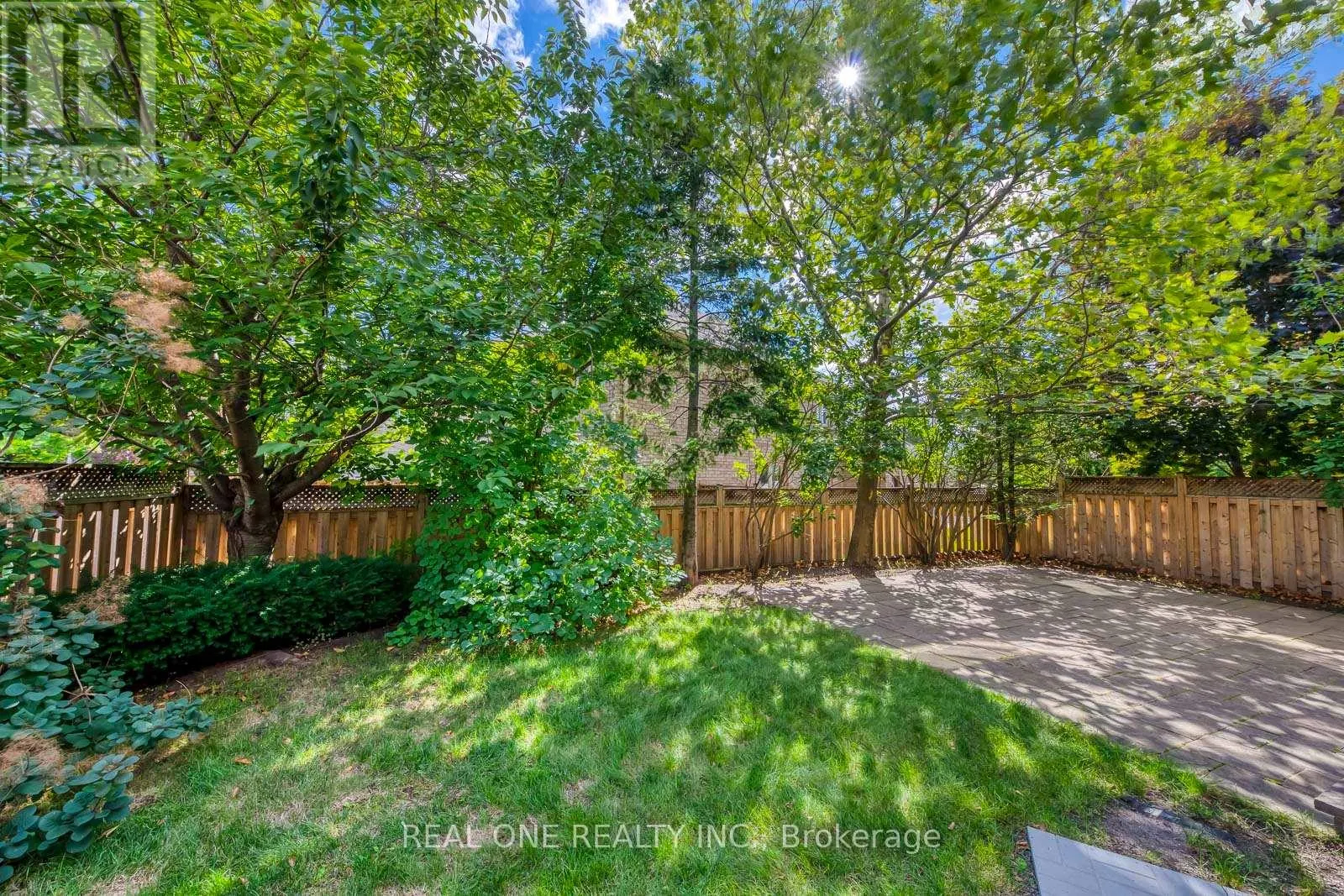 2075 BANBURY CRESCENT