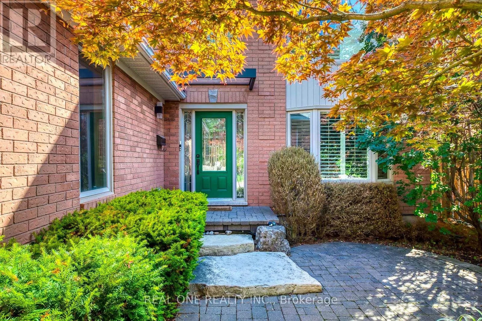 2075 BANBURY CRESCENT