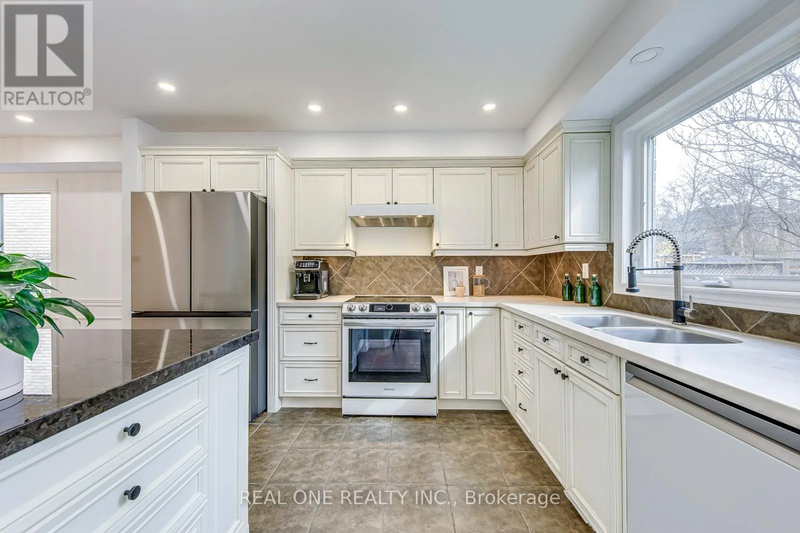 2075 BANBURY CRESCENT