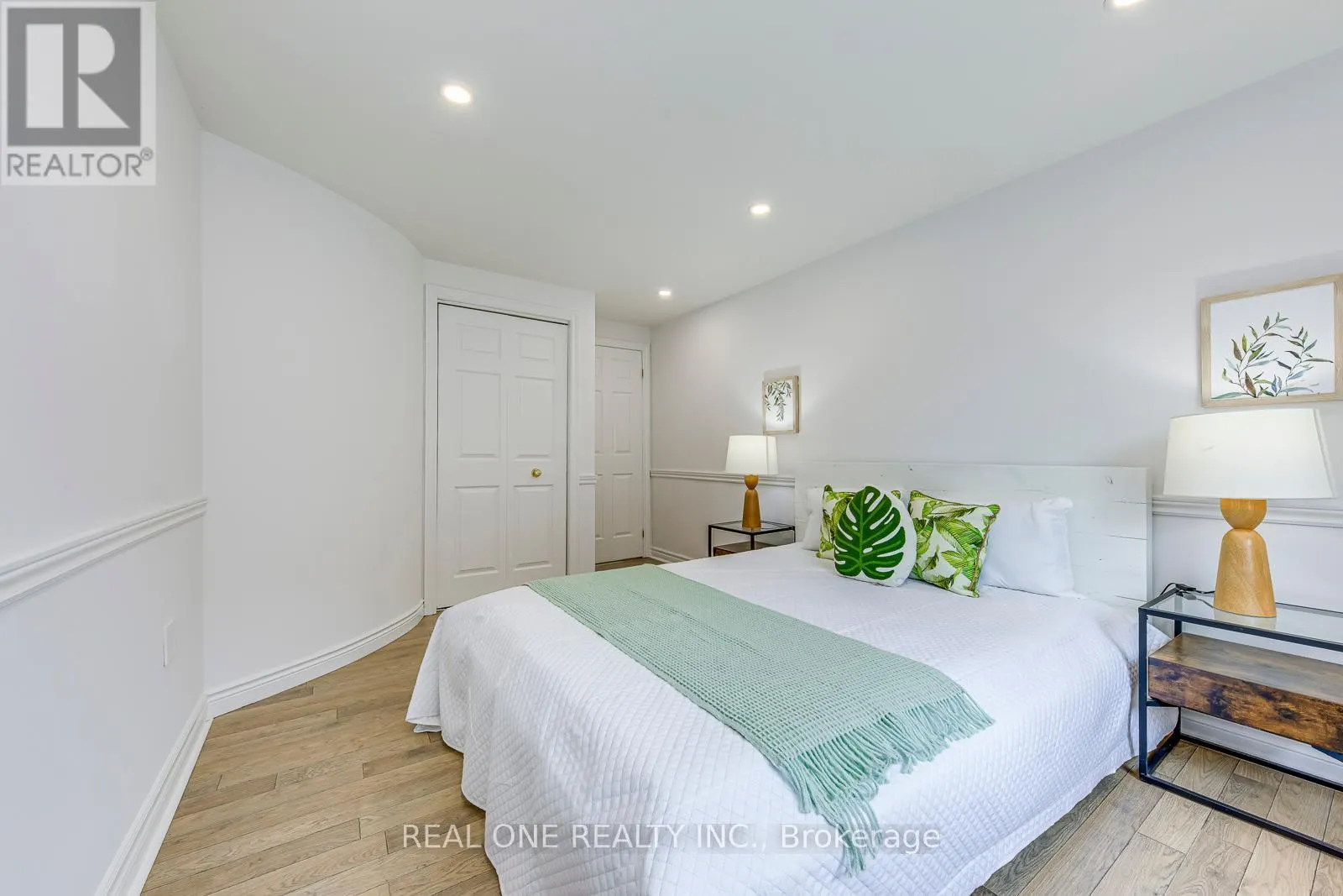 2075 BANBURY CRESCENT