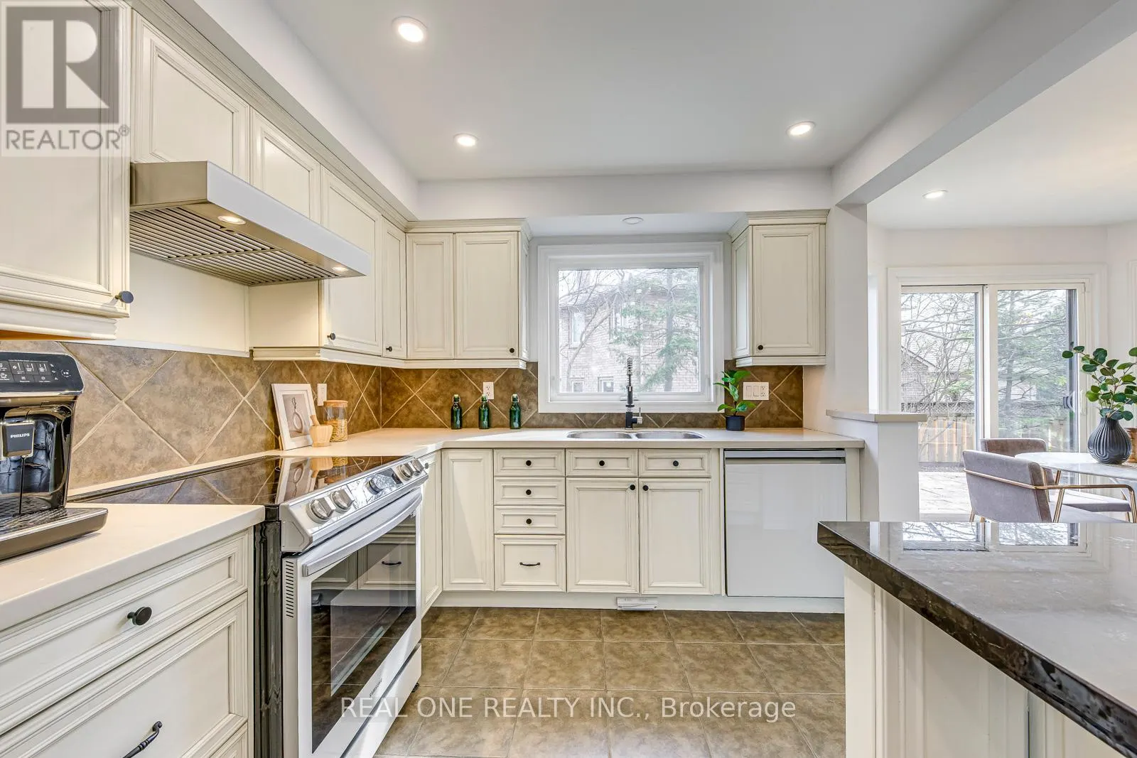2075 BANBURY CRESCENT