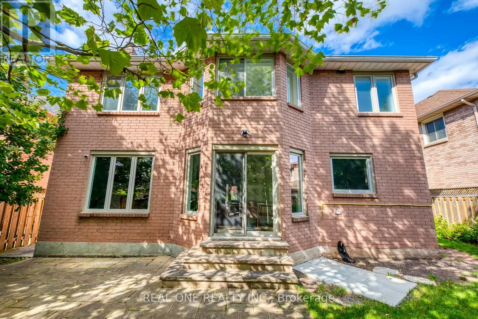 2075 BANBURY CRESCENT
