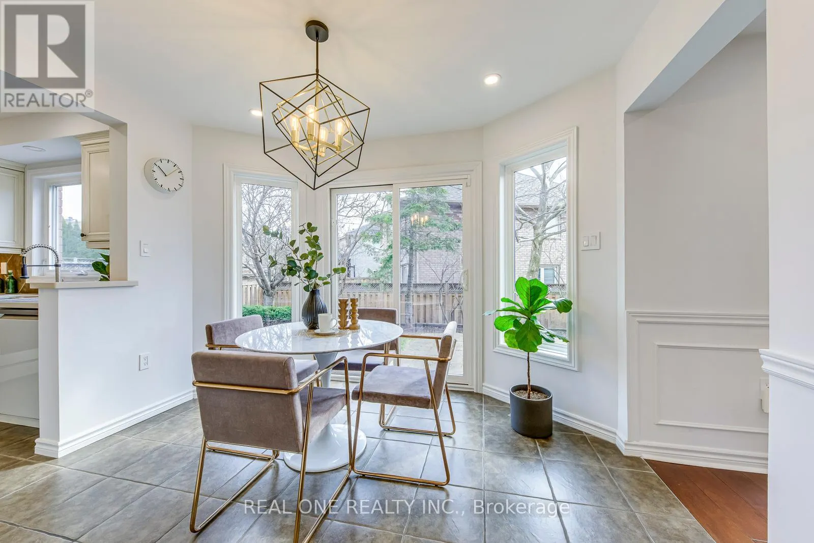 2075 BANBURY CRESCENT