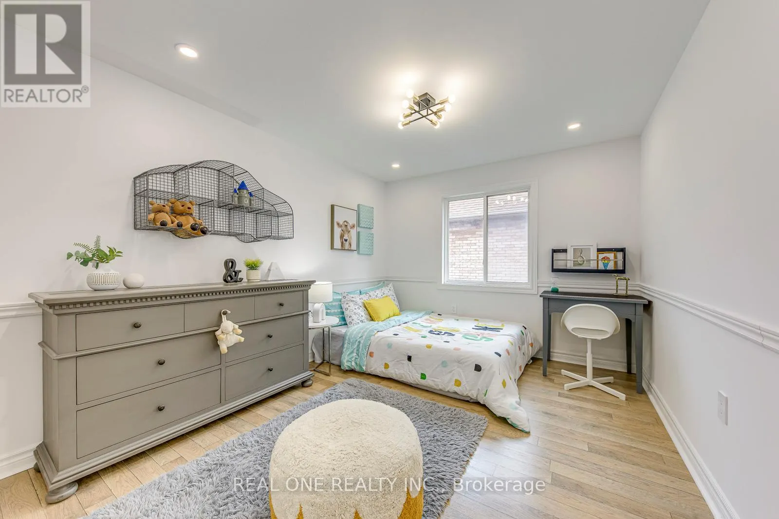 2075 BANBURY CRESCENT