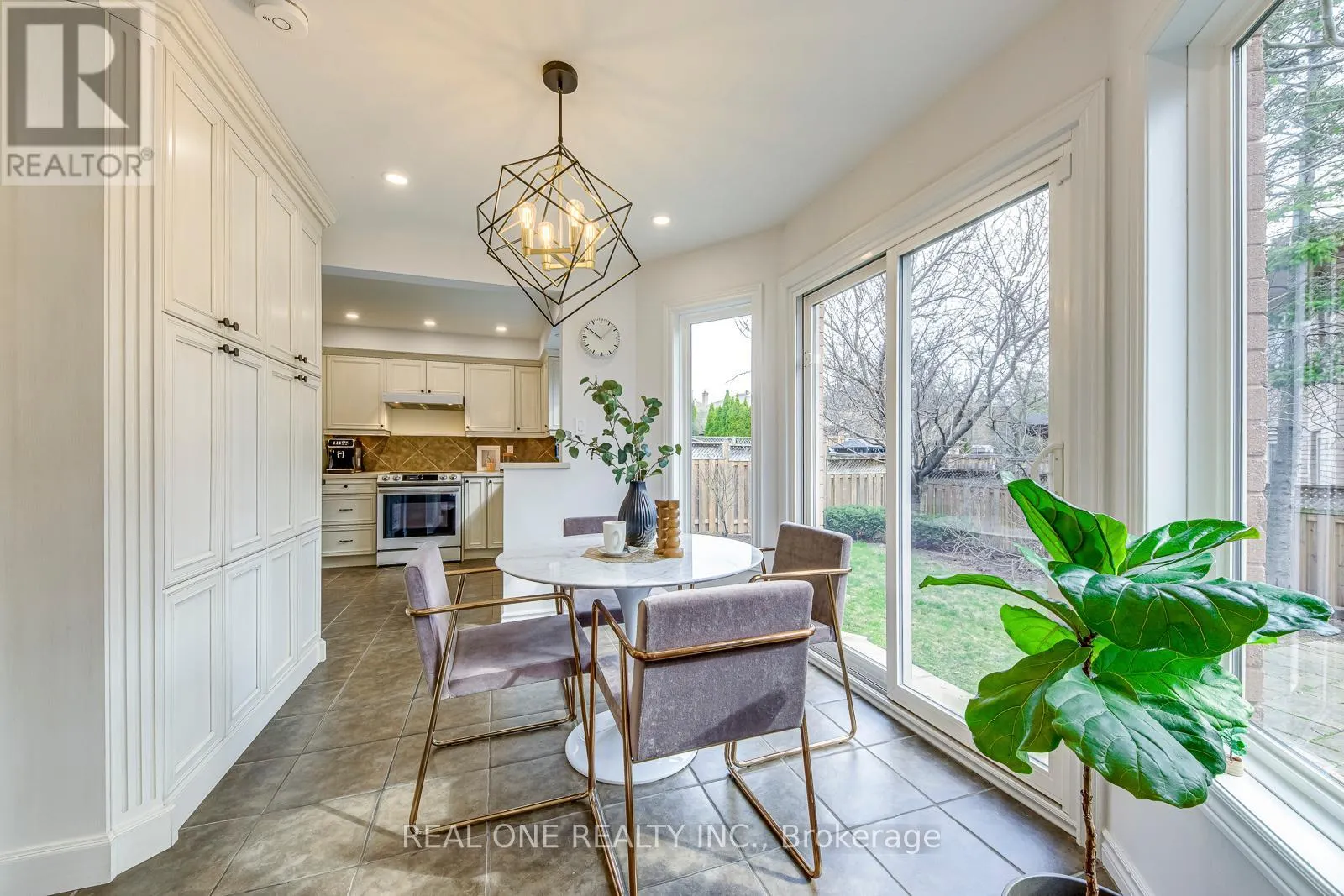 2075 BANBURY CRESCENT