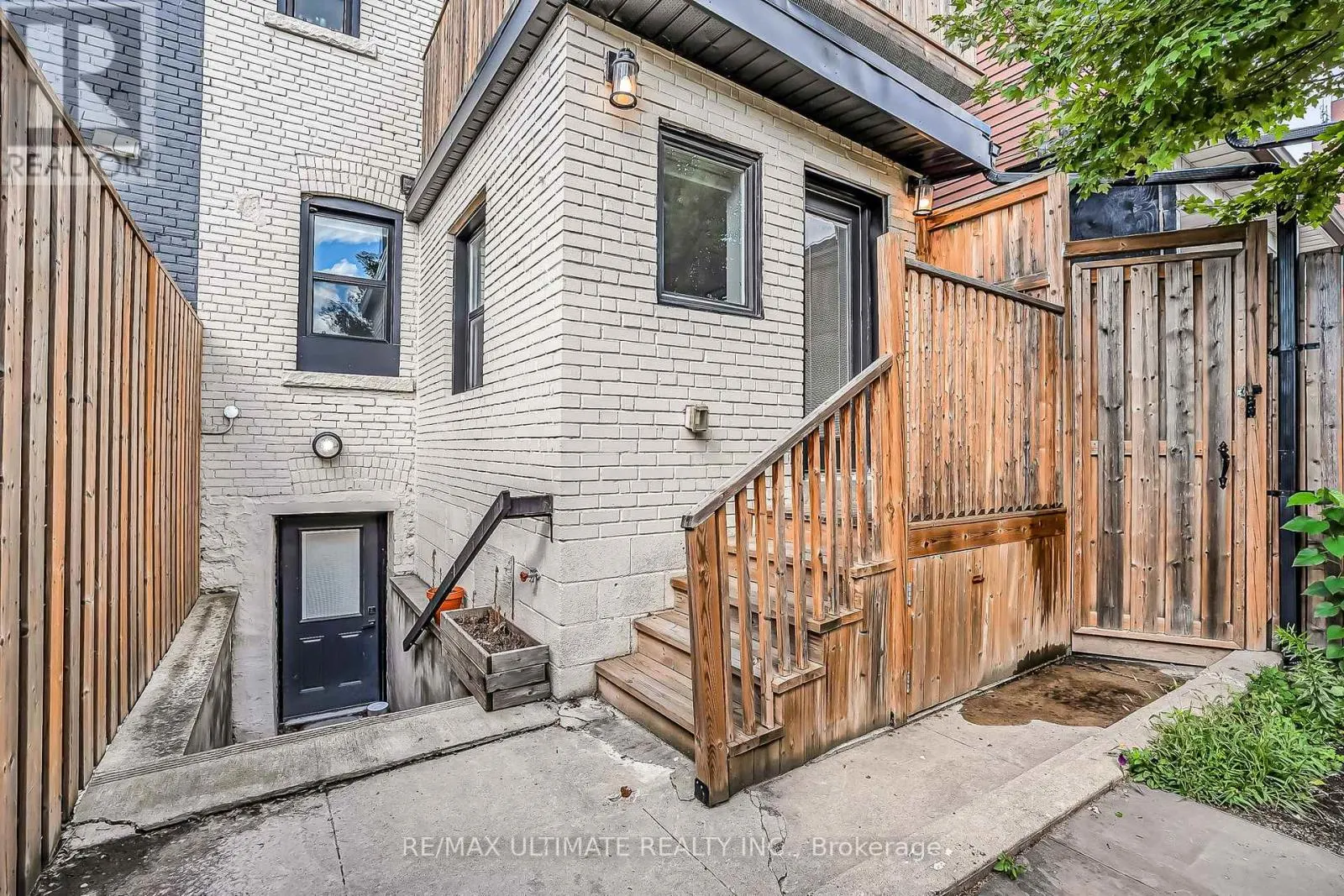 963 LANSDOWNE AVENUE
