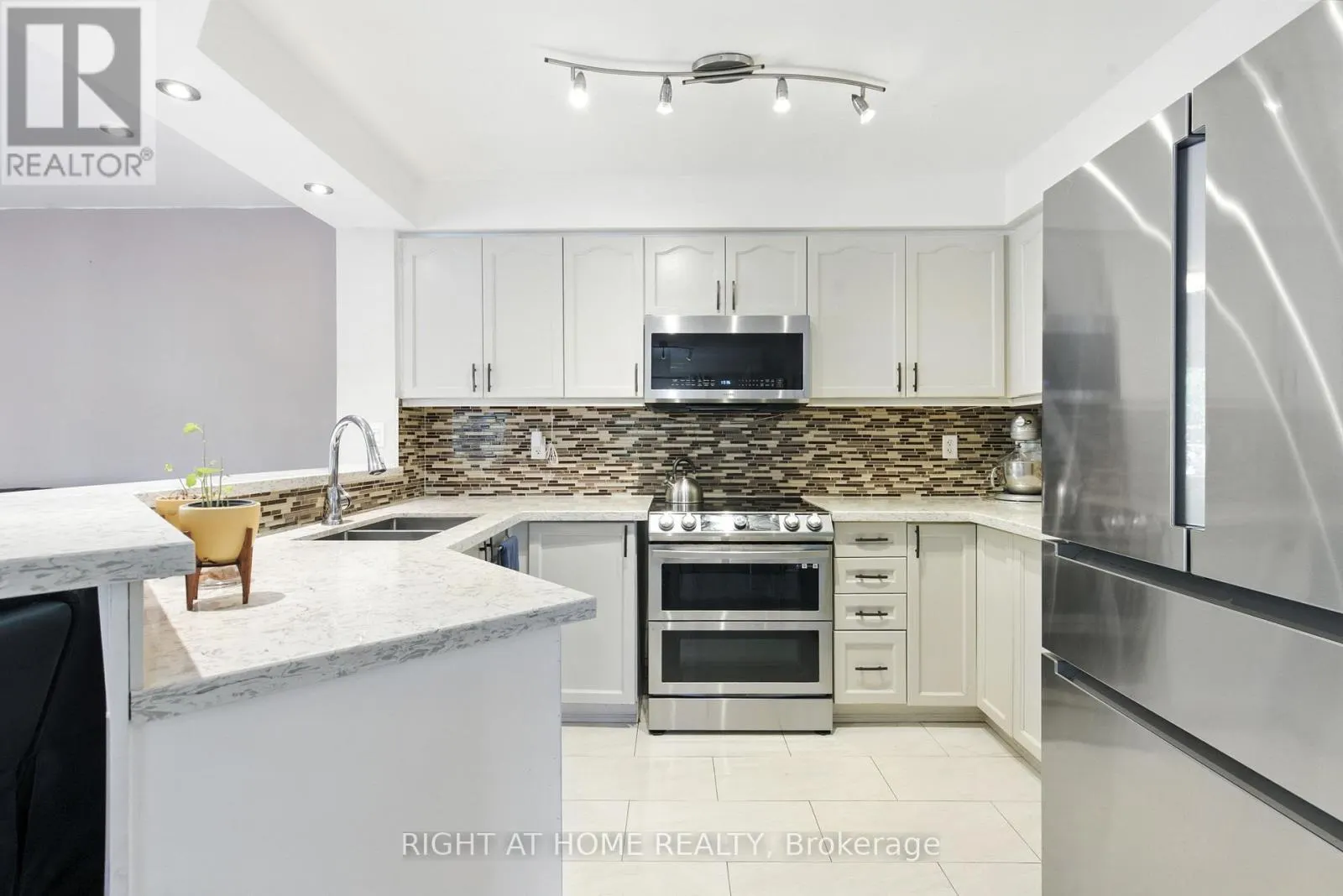1233 LAMONT CRESCENT