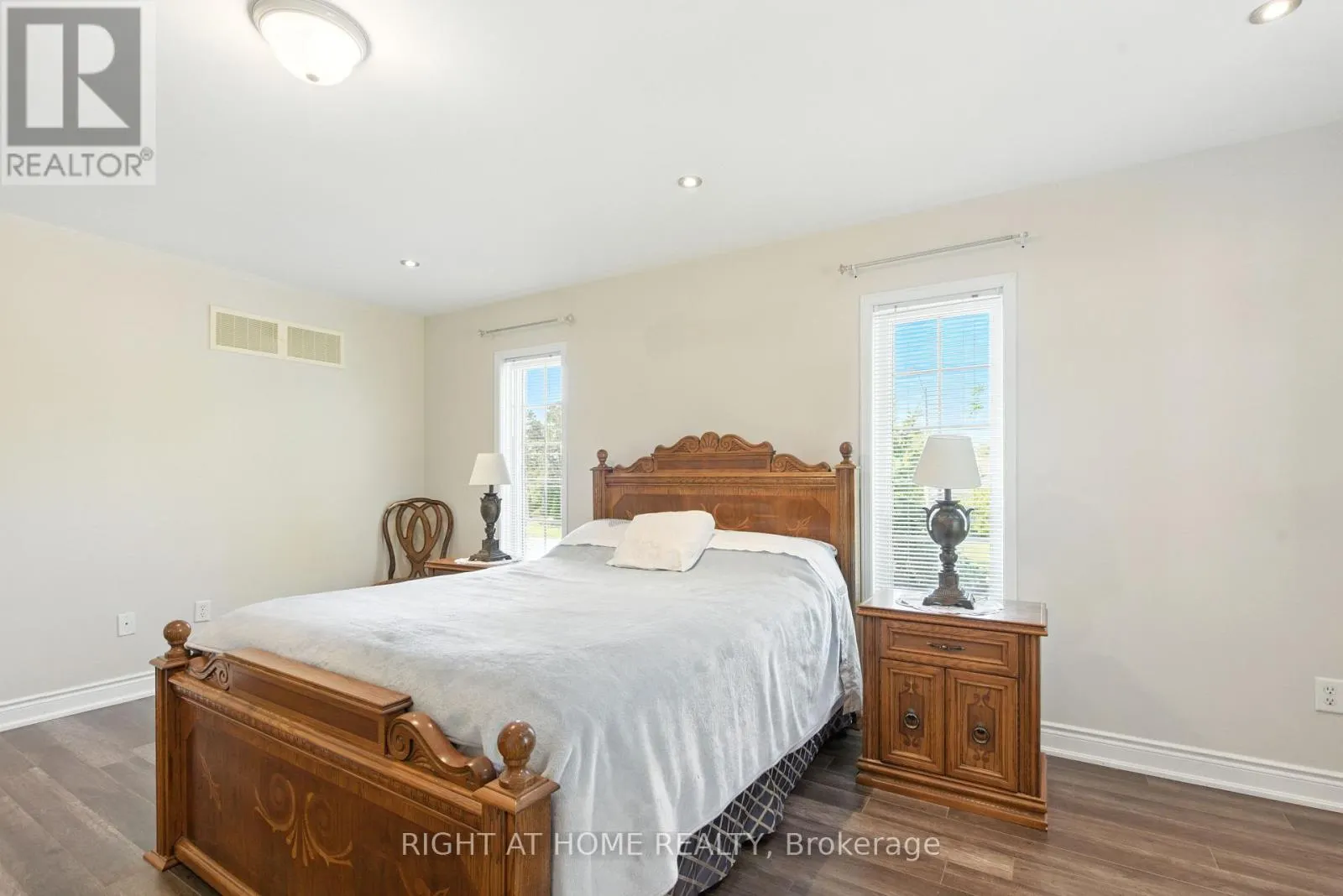 1233 LAMONT CRESCENT