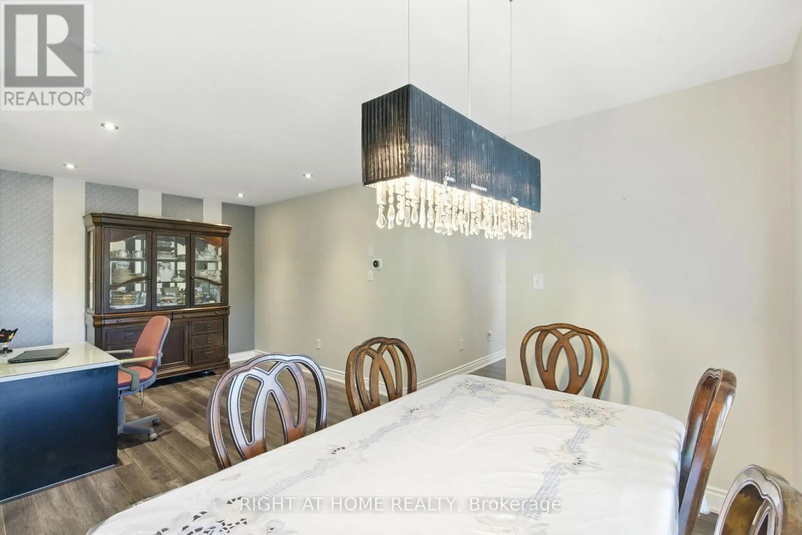 1233 LAMONT CRESCENT
