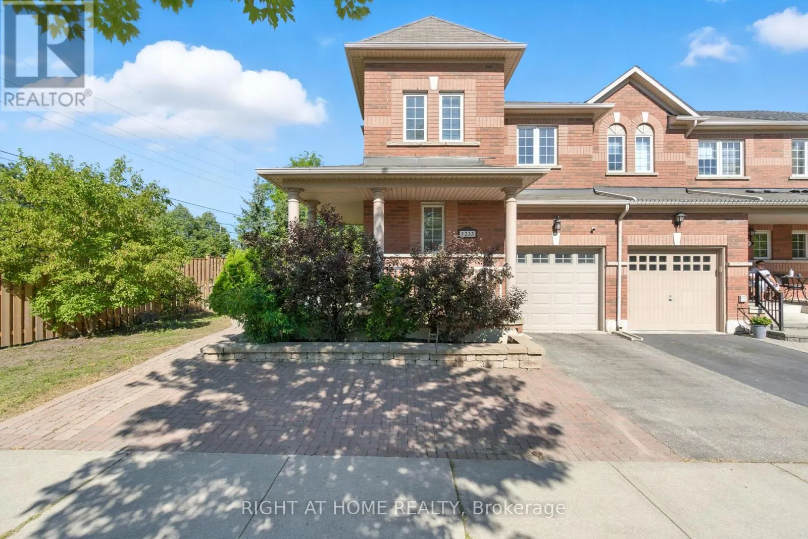 1233 LAMONT CRESCENT