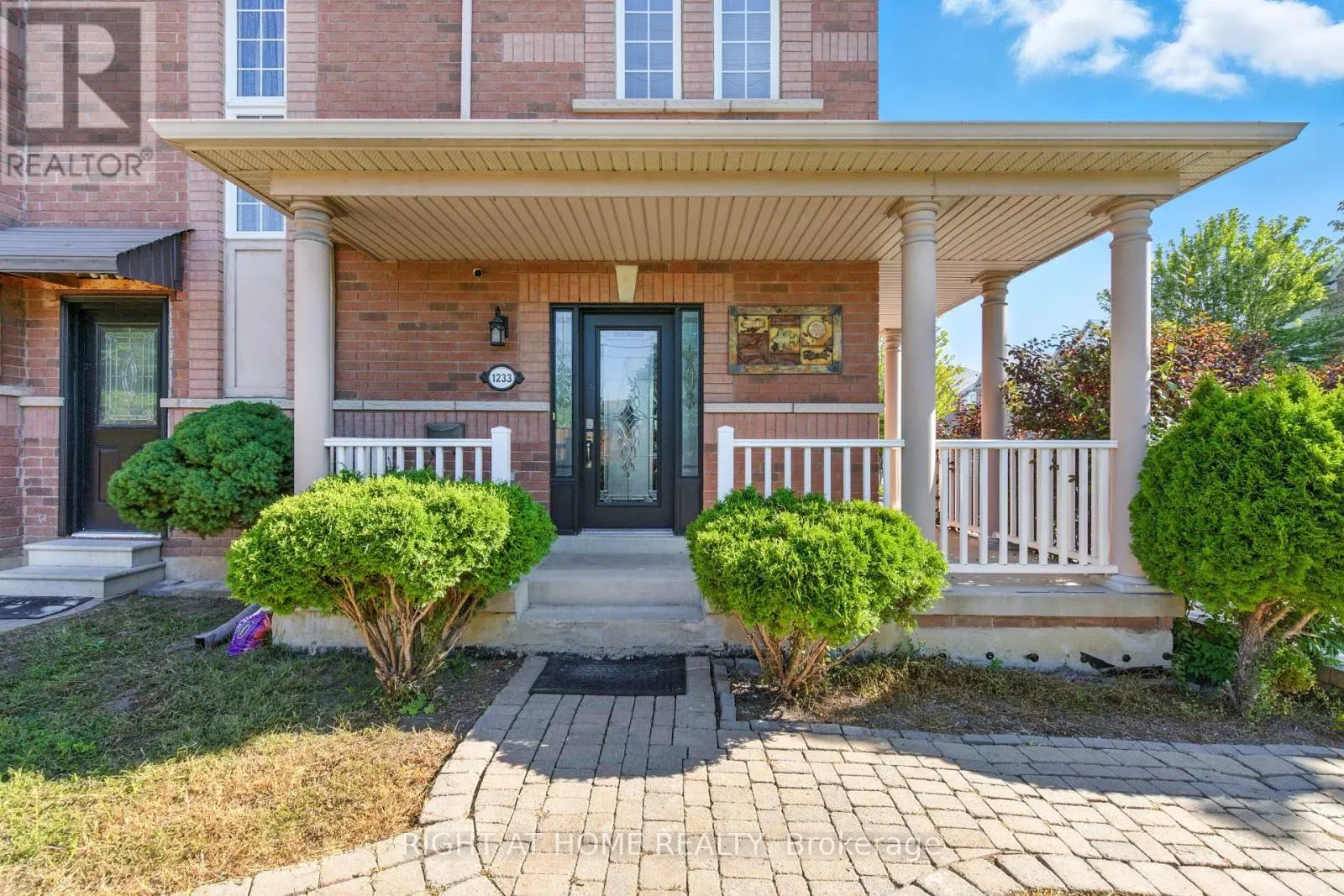1233 LAMONT CRESCENT